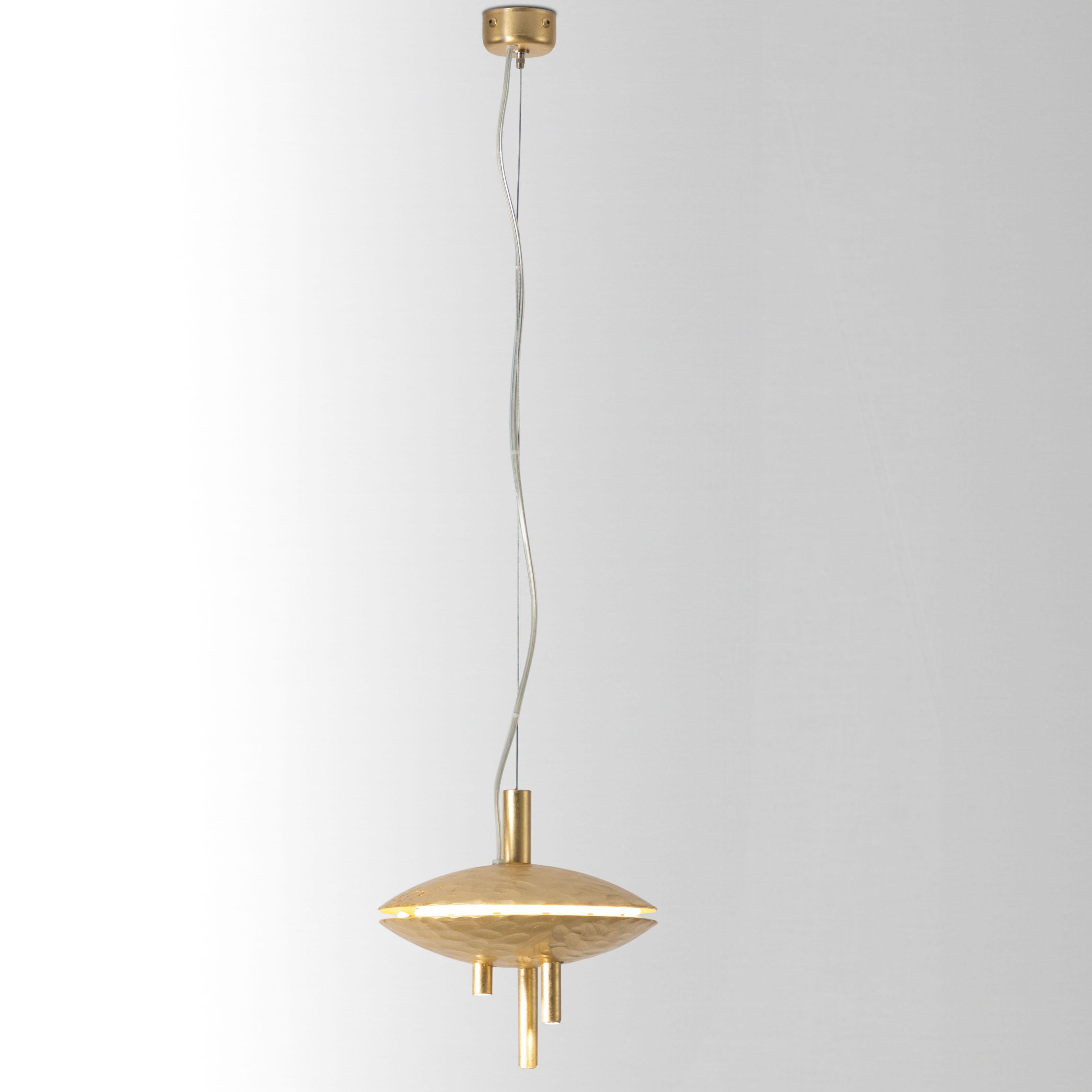 Lampada da soffitto Orbital, 21629, di Stillux Illuminazione
Dimensioni: D 20 x H 18 cm.
Materiali: Acciaio, ferro, foglia d'oro.

Disponibile in foglia d'oro, foglia d'argento o nero velluto. Contattateci.

Tutte le nostre lampade possono essere