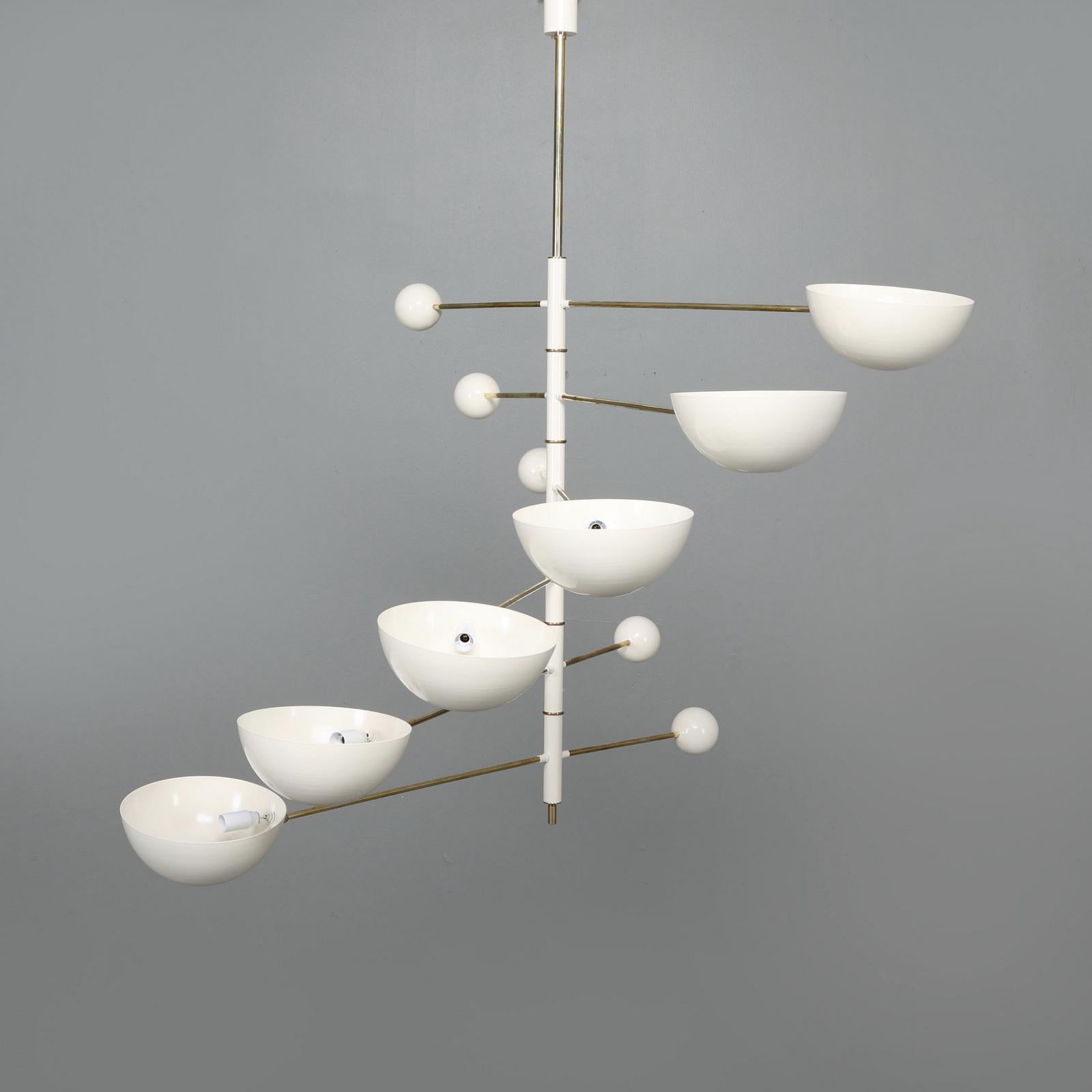 Italiano Lampadario Orbital a sei bracci in ottone e lacca italiana personalizzabile in vendita
