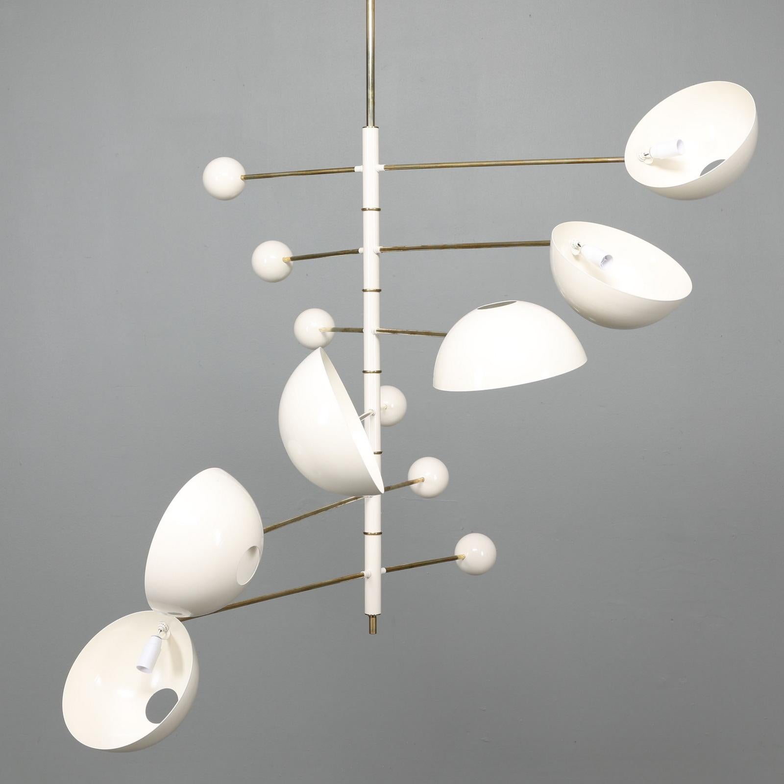 Laccato Lampadario Orbital a sei bracci in ottone e lacca italiana personalizzabile in vendita