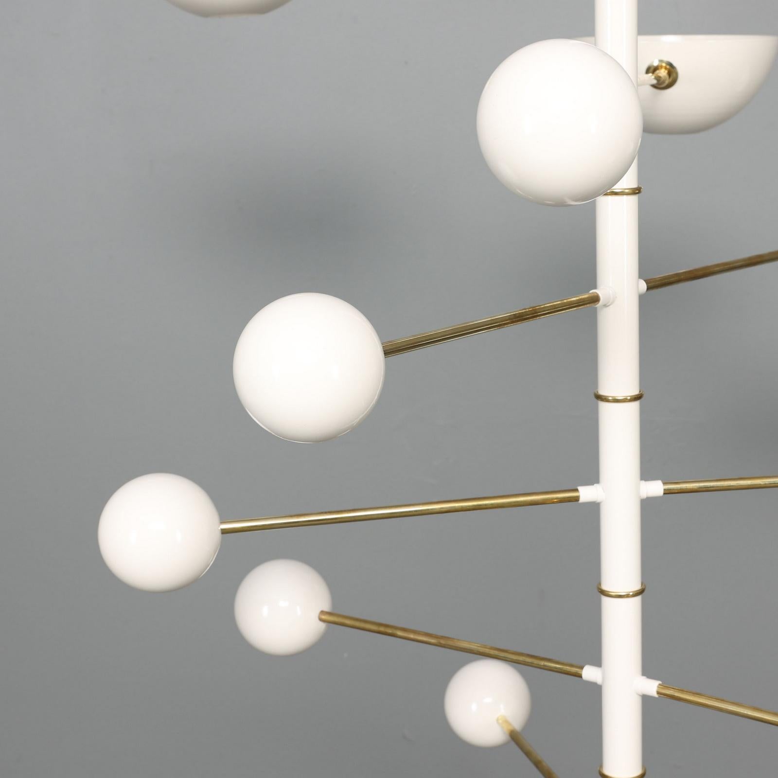 XXI secolo e contemporaneo Lampadario Orbital a sei bracci in ottone e lacca italiana personalizzabile in vendita