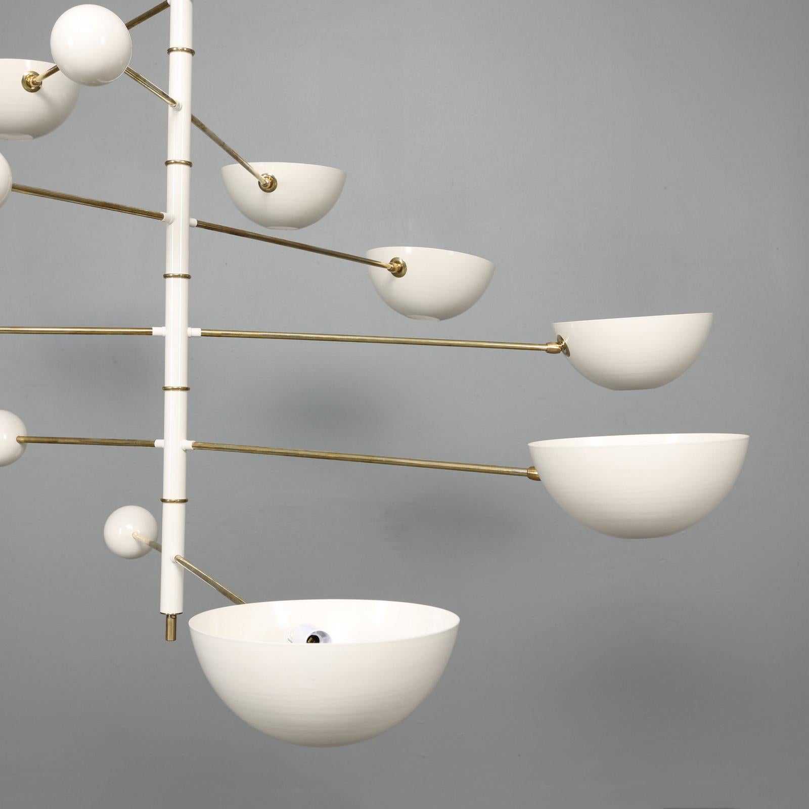 Alluminio Lampadario Orbital a sei bracci in ottone e lacca italiana personalizzabile in vendita