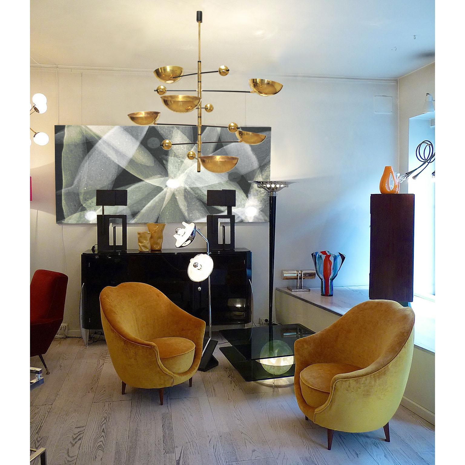 Importante lampada architettonica da soffitto a sei luci.
Sei bracci regolabili in ottone, ognuno dei quali termina con un paralume in ottone che sostiene una luce, a partire da una sfera in ottone.

Dimensioni:
Altezza 130 cm (51,18 pollici)