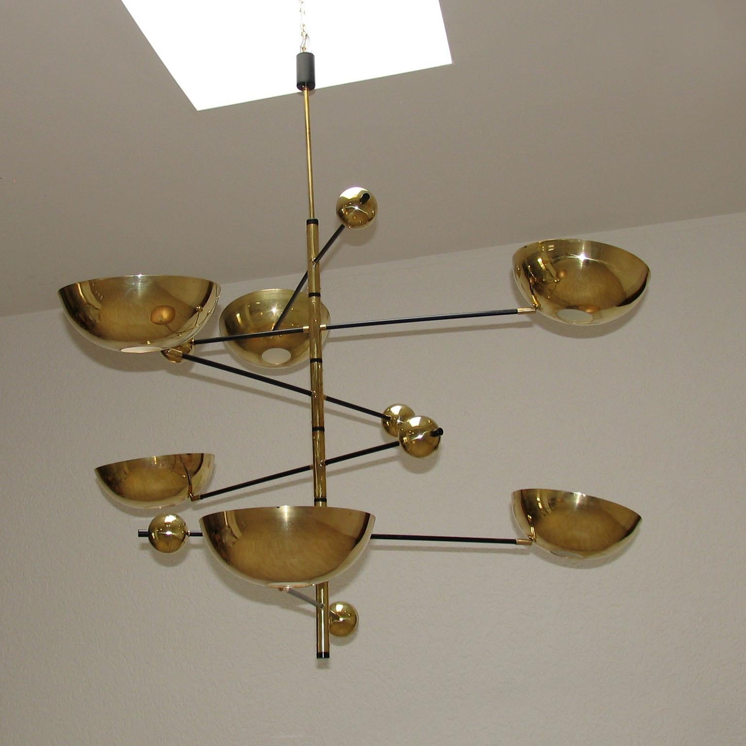 Mid-Century moderno Lampadario Orbital a sei bracci in ottone italiano personalizzabile in vendita