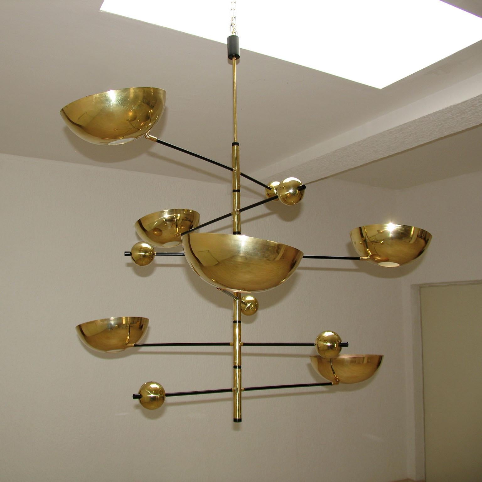Italiano Lampadario Orbital a sei bracci in ottone italiano personalizzabile in vendita