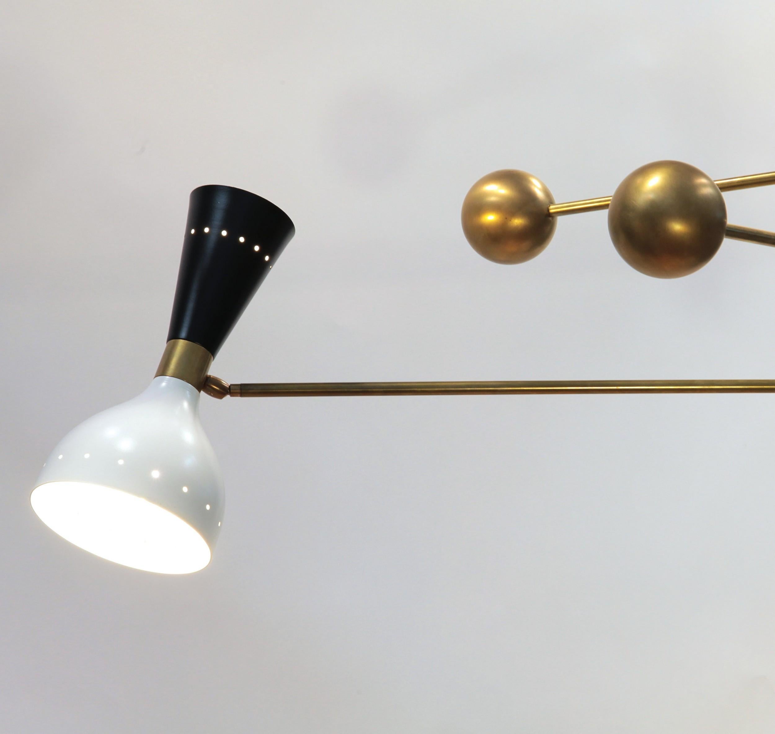 Struttura Orbitale a 3 bracci con paralume gemello. Grazie a un cliente che aveva le applique articolate e voleva questa versione con paralumi neri e avorio. È una bella combinazione di colori sulle tonalità con la leggera patina noisette