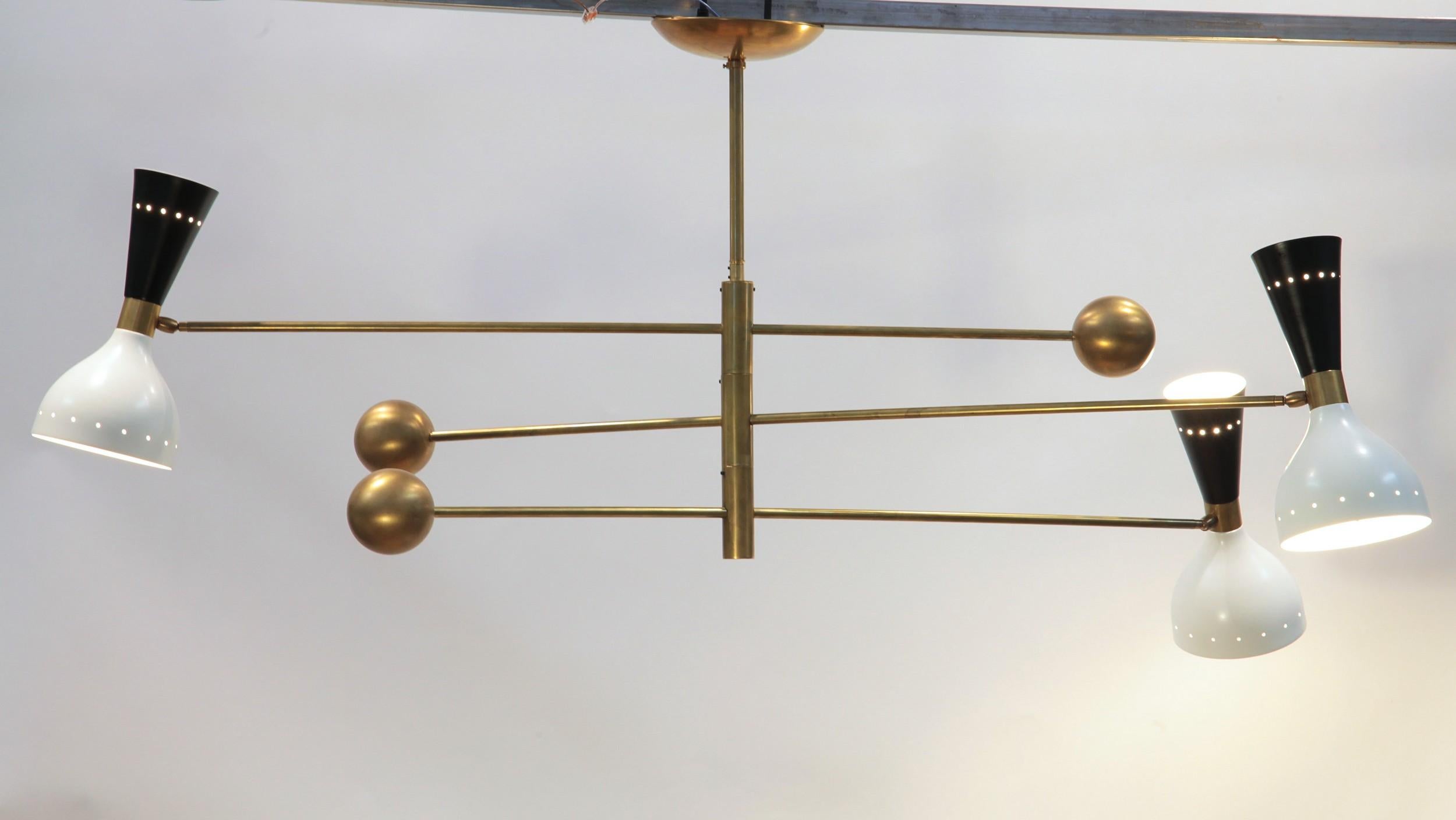 Mid-Century moderno Lampadario Orbitale in ottone a 3 bracci rotanti bilanciati, paralumi gemelli nero avorio in vendita