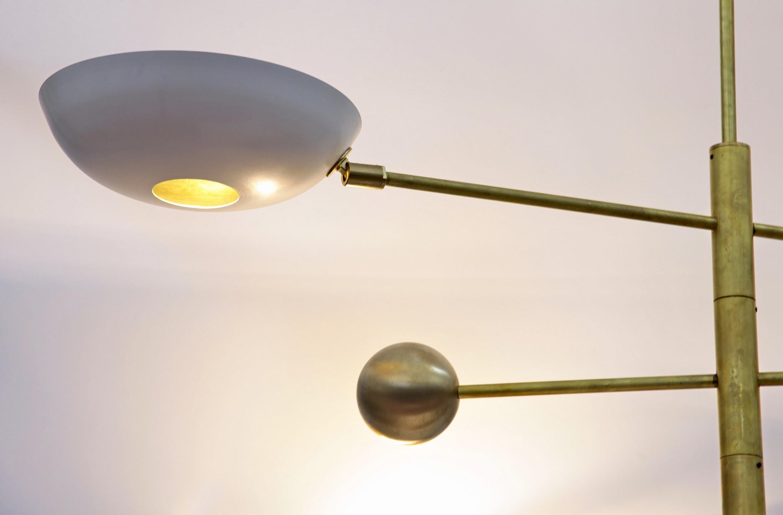 Lampadario Orbitale in ottone a 3 bracci rotanti bilanciati, diametro 120 cm 48 pollici in vendita 1