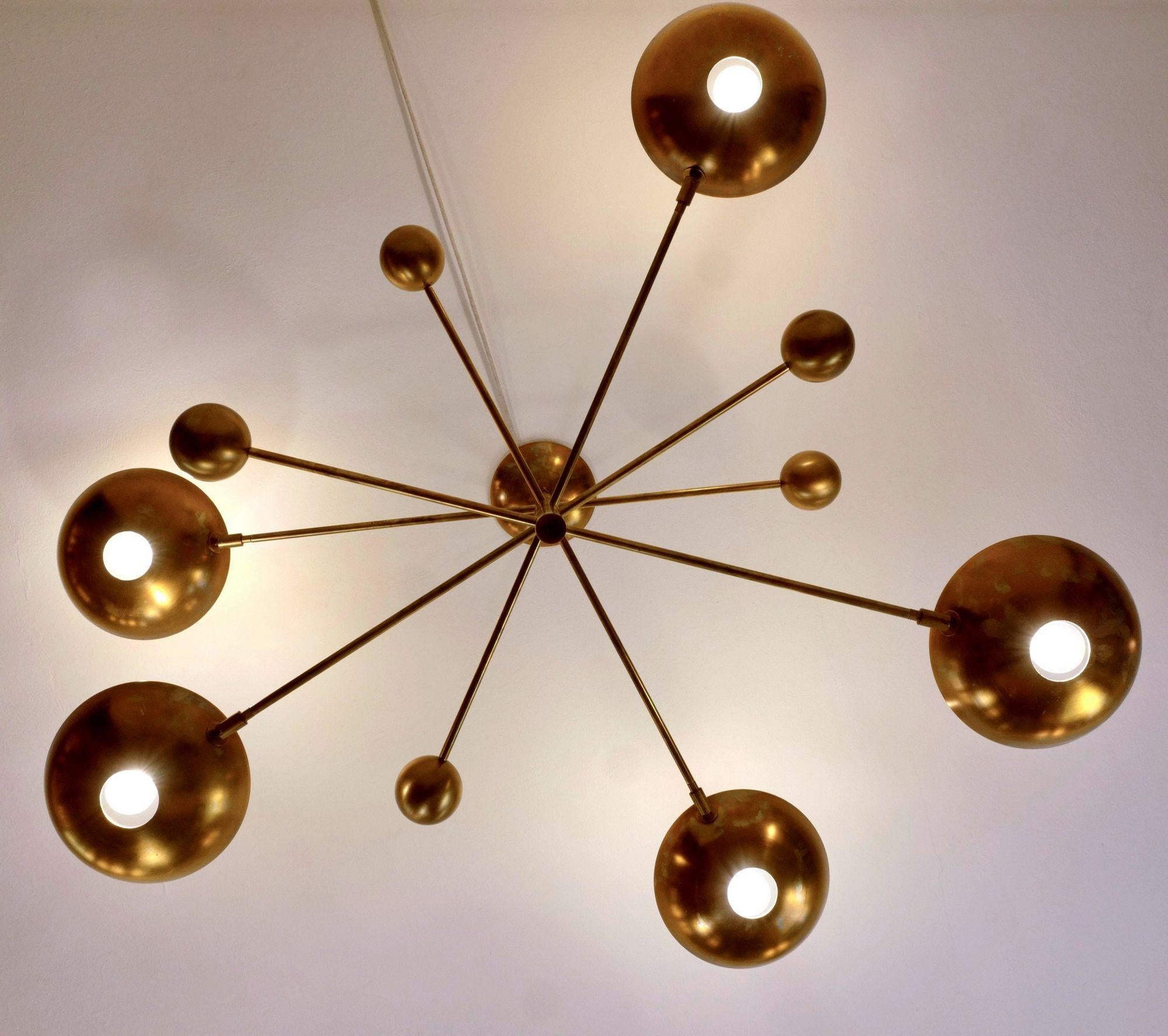 Orbitale Brass Chandelier 5 Rotating Balanced Arms, All Brass and Natural Patina In New Condition For Sale In Tavarnelle val di Pesa, Florence
