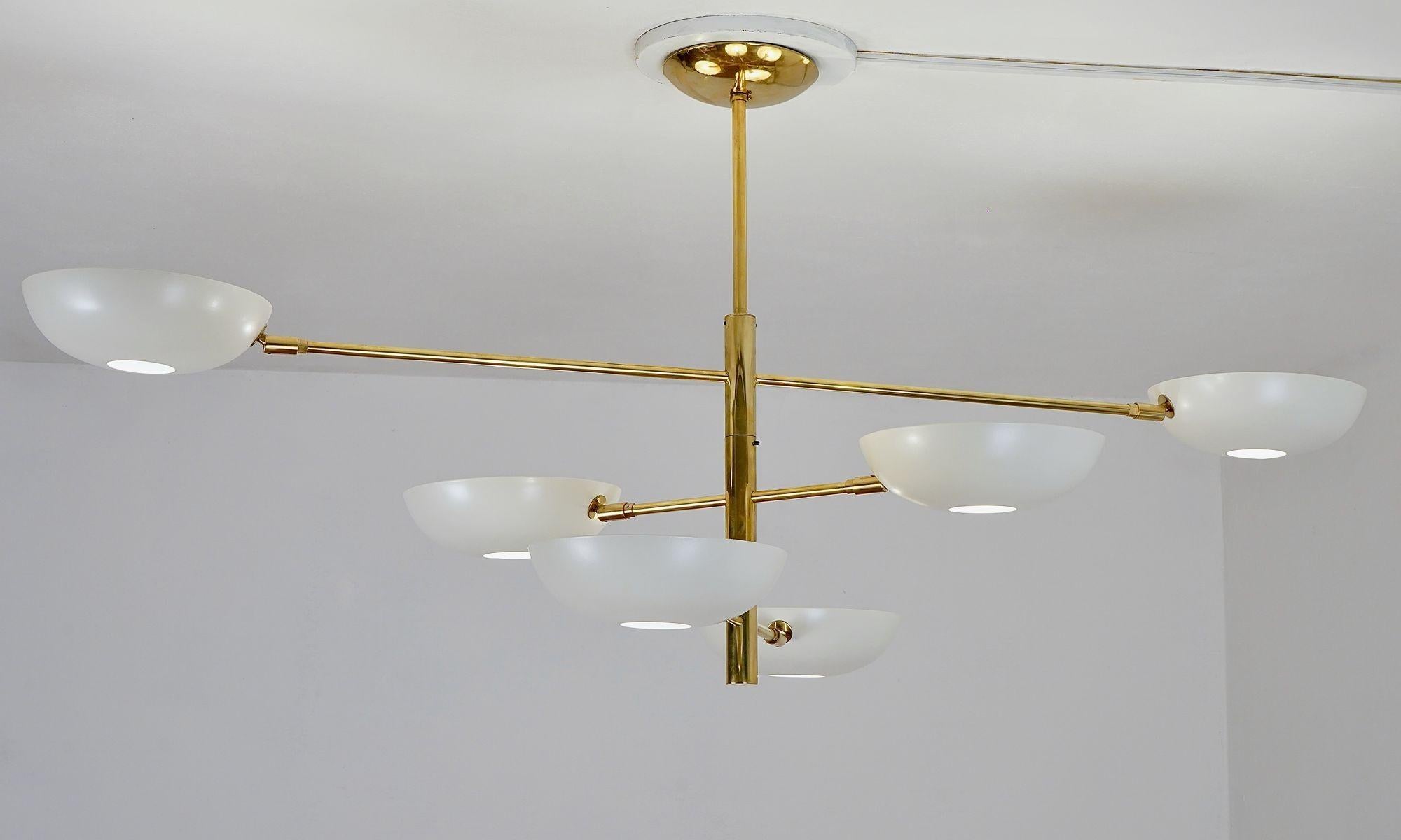 Orbitale Doppio, lampadario Orbitale a doppia paralume
Questo lampadario è una nuova versione del nostro classico Orbitale, con doppio paralume per una maggiore illuminazione. La sua struttura è progettata con quattro bracci corti e due bracci più