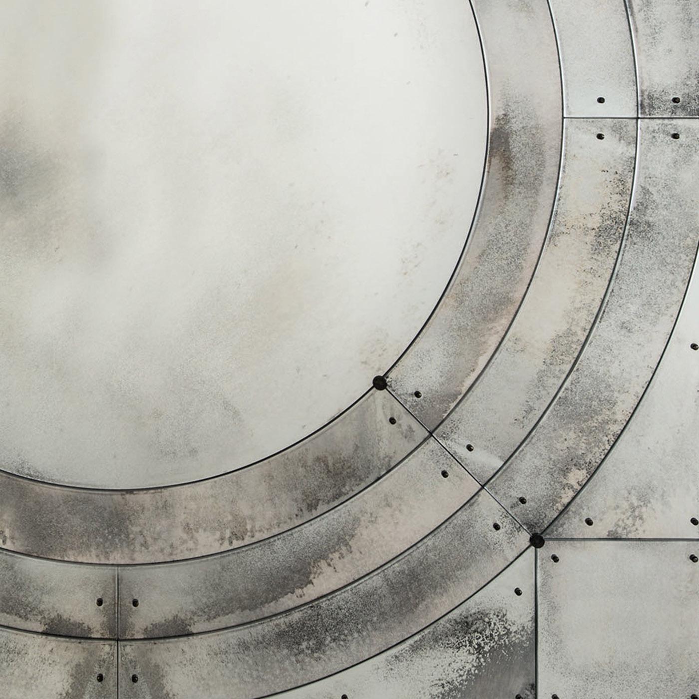 Ce miroir d'inspiration Art Déco fait partie de la collection Champs Elysées. Structure en bois avec finition laquée noir mat et bords en aluminium. Partie centrale en verre avec finition miroir moyennement antique. Cadres concentriques réalisés en