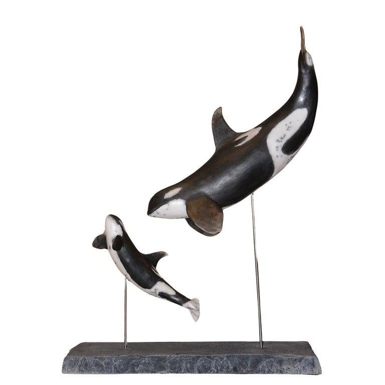 Sculpture Orcas in Raku on base
From the clay the sculpture creates a silhouette, 
that of the animal evolving in its environment. 
The living being gradually begins to move, in a 
graceful and delicate expression. The features 
are those of the