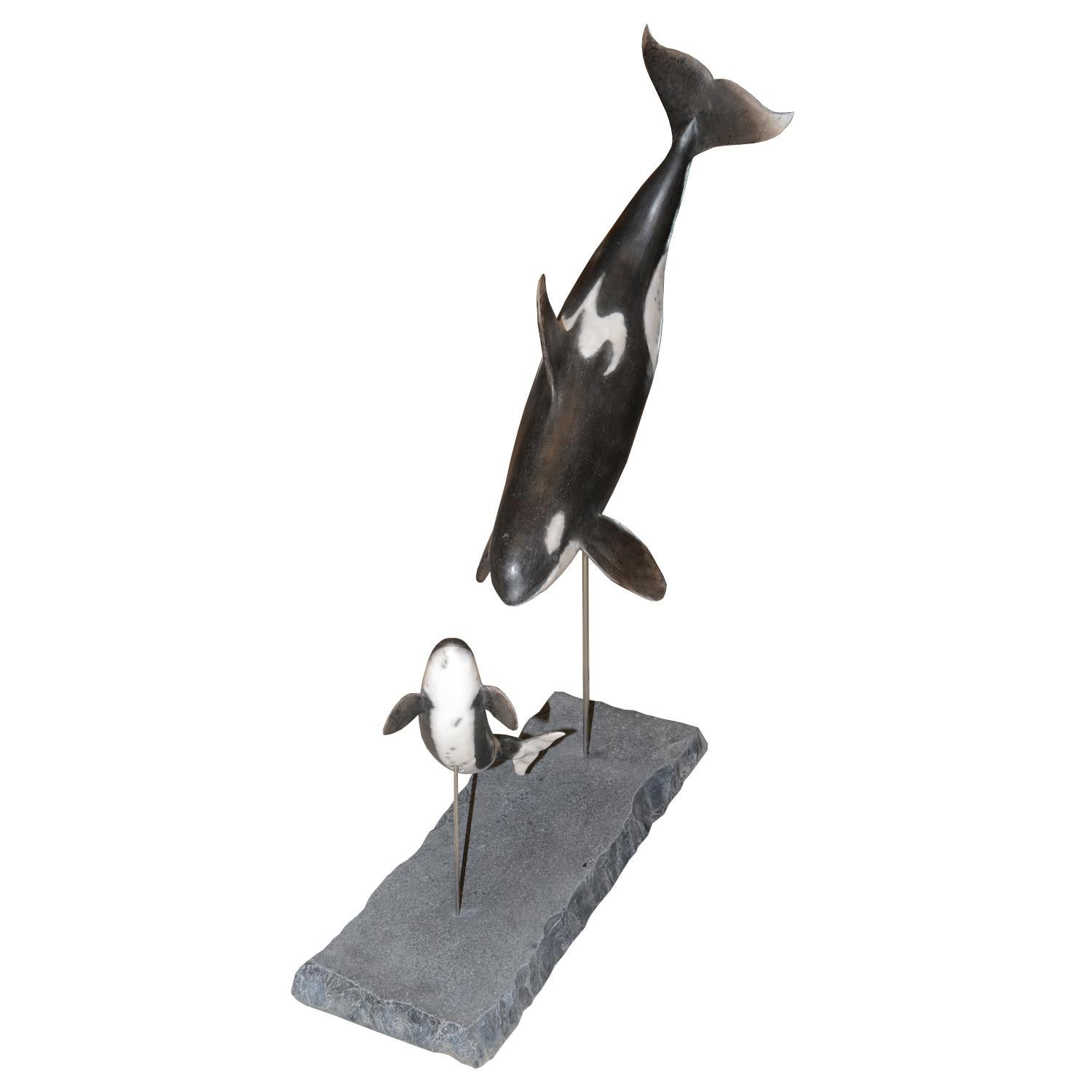 Fait main Sculpture d'Orcas en raku sur base en vente