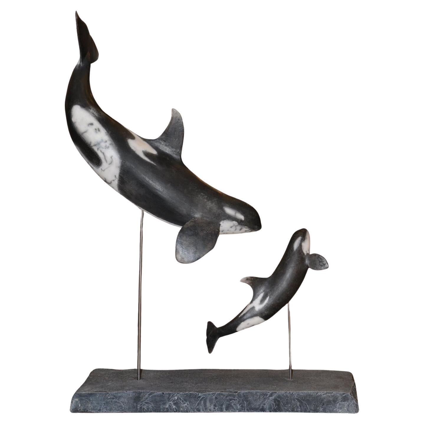 Escultura de Orcas en Raku sobre base