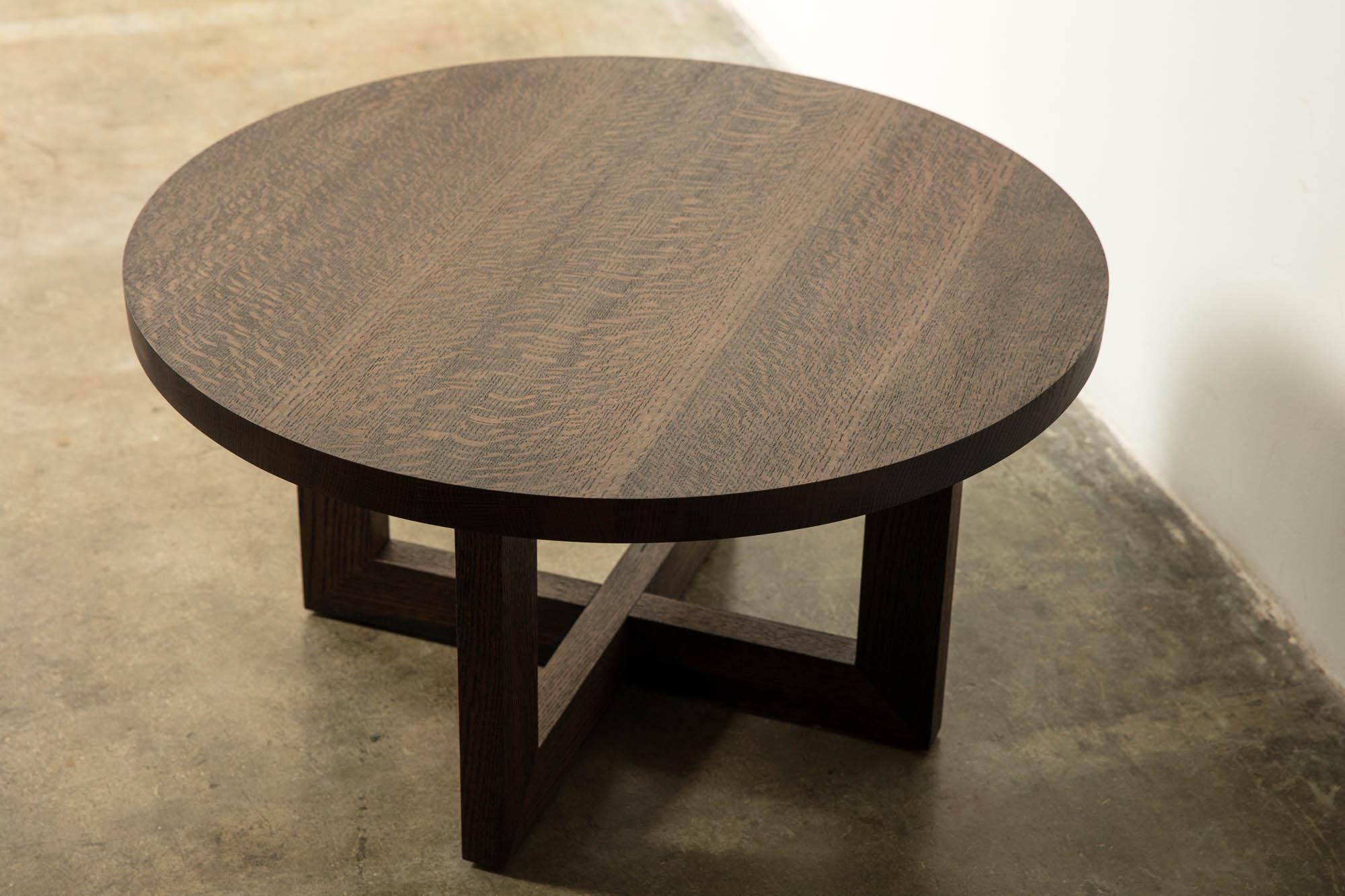 Américain Table basse ronde en bois de chêne urbain teinté foncé en vente