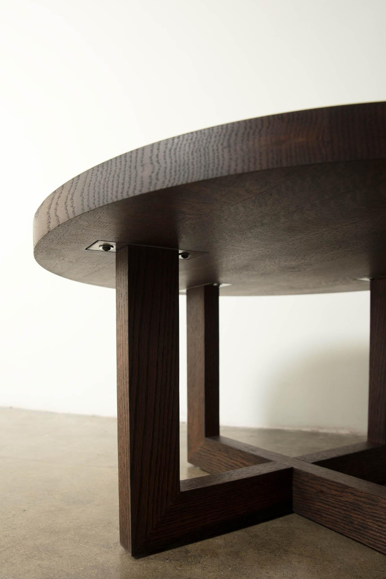 Chêne Table basse ronde en bois de chêne urbain teinté foncé en vente