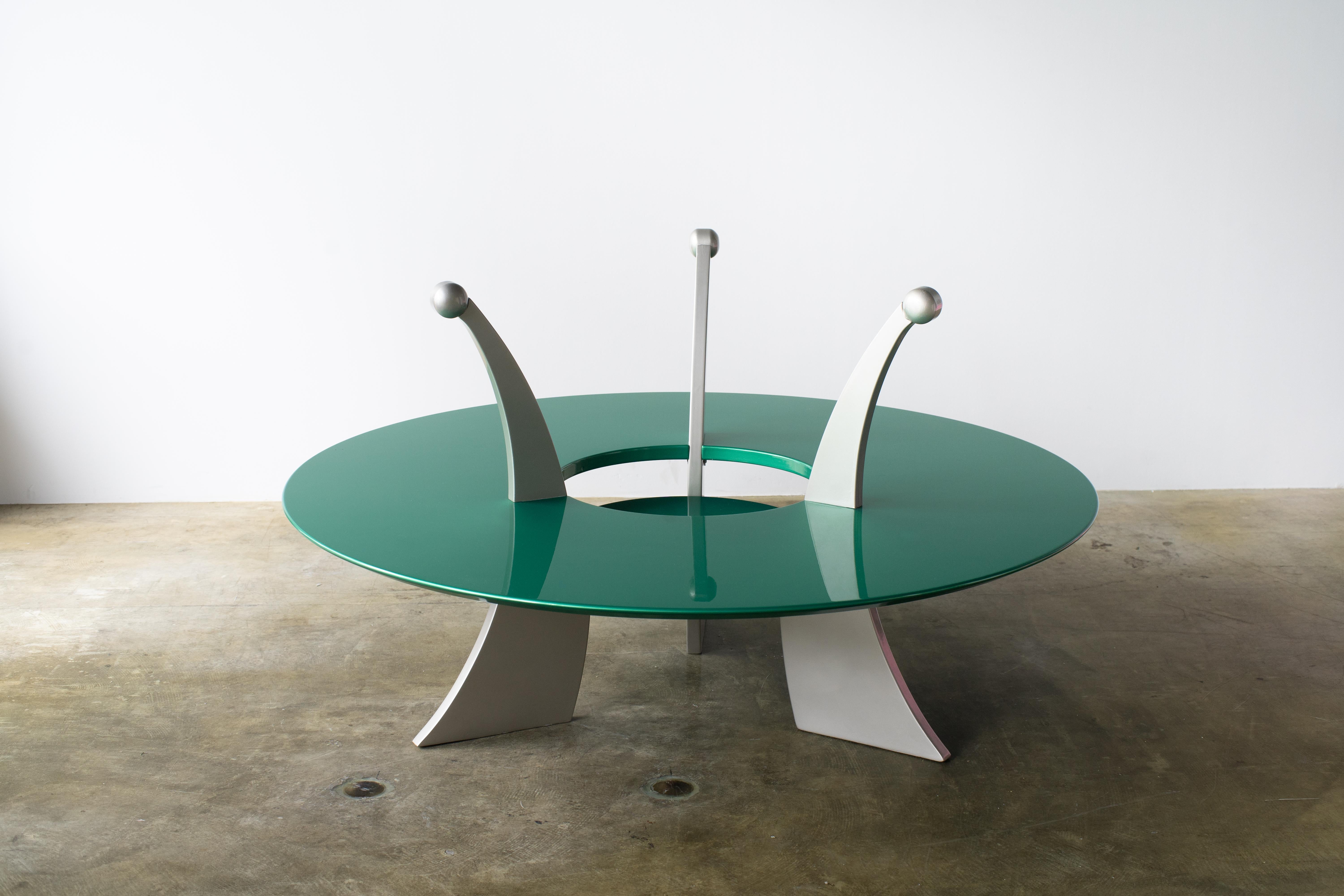 Orchedia Couchtisch
Entworfen von Massimo Morozzi für Mazzei. Glitzerndes Grün und Silber.
Neu lackiert und neuwertig.
Maße: Tischhöhe 36cm/14.2