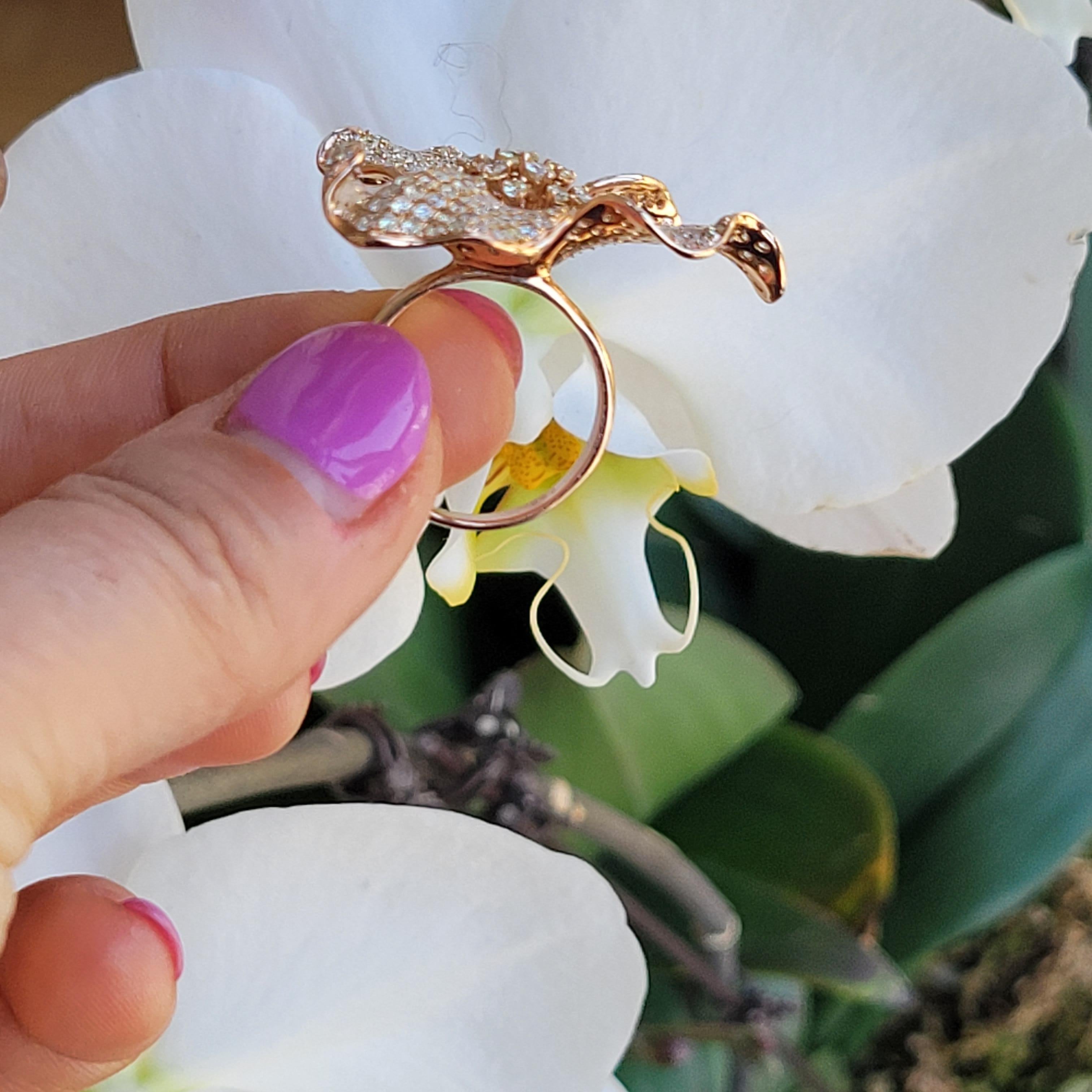 Orchidee-Ohrringe aus 18 Karat Roségold mit weißen und ausgefallenen Diamanten, einzigartige Technik (Rundschliff) im Angebot