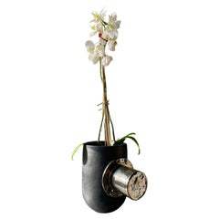 Pot BIB Orchid, en noir mat et argent brossé, de l'artiste Stef Duffy