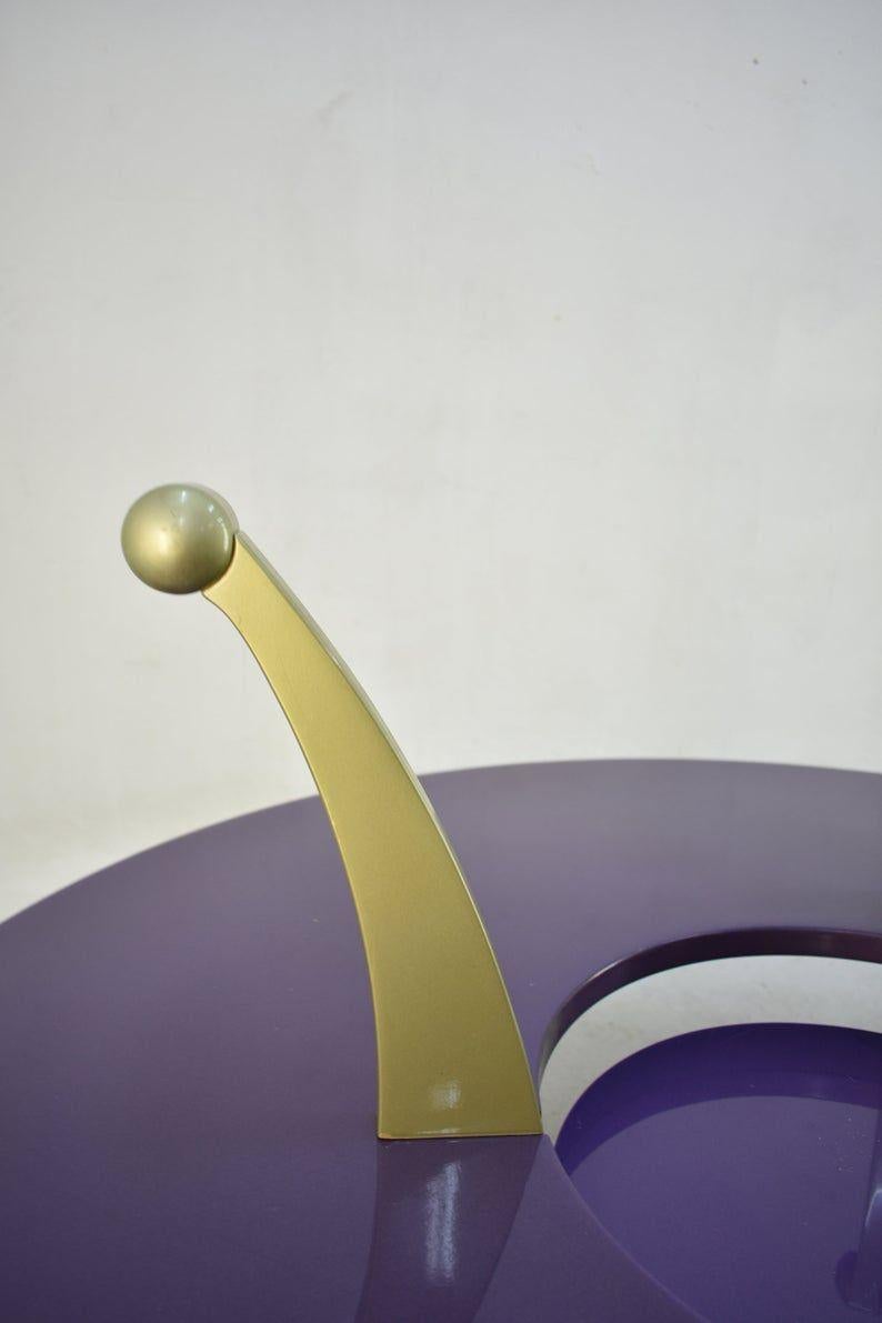 Table basse ou de salon très rare « Orchid » ou « Orchidea » Conçue par Massimo Morozzi, un architecte italien qui était l'un des fondateurs du groupe Archizoom Associati. 
Certaines de ses œuvres sont exposées au MoMA de New York et au musée des