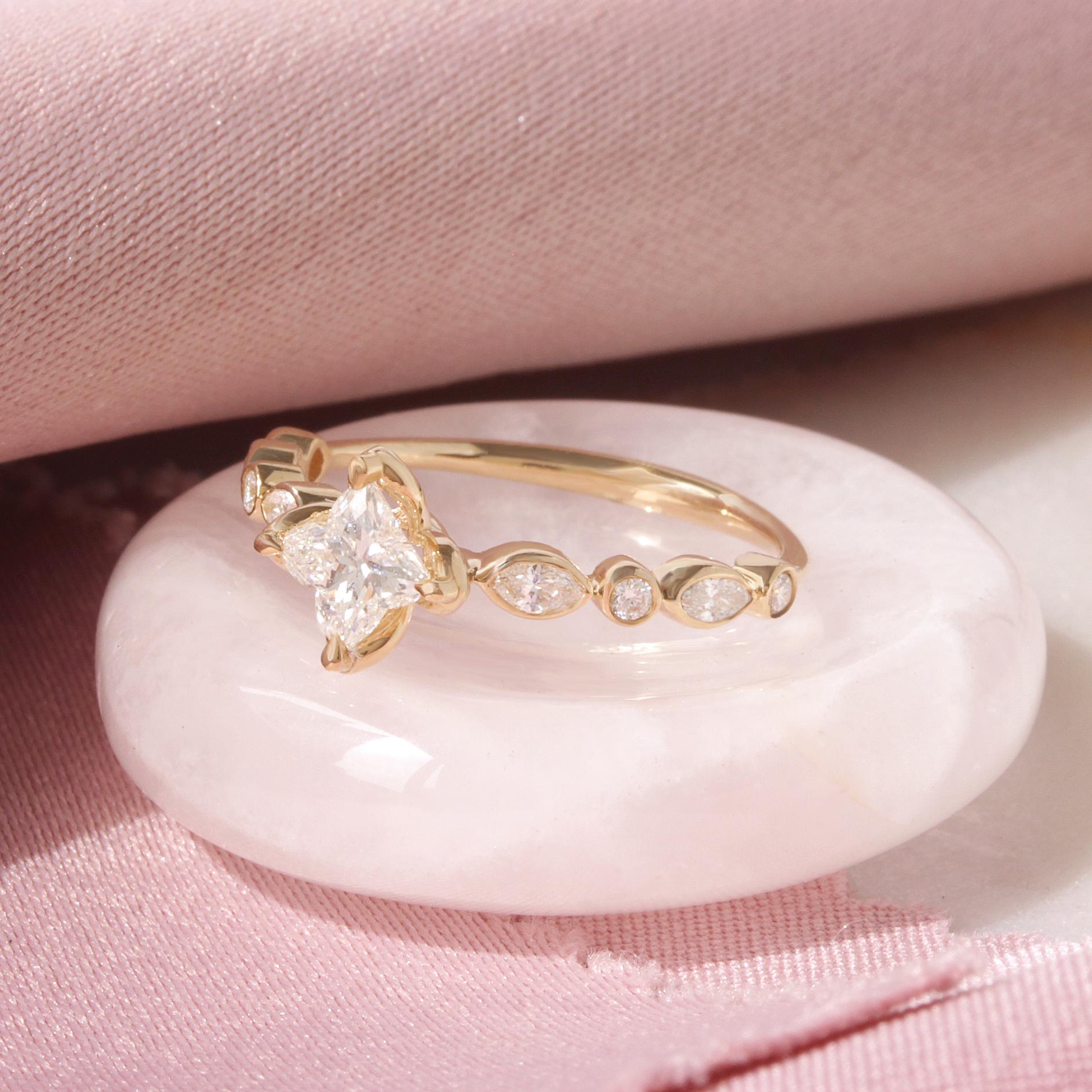Einzigartiger und außergewöhnlicher Kleeblatt-Verlobungsring 'Jasmin' mit Diamant im Orchideenschliff im Angebot 2