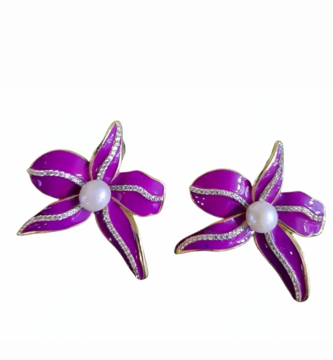 
Ngg Jewelz 
Fleur Magnifique Collection
Orchid Pearl Earrings 

Orchids are primarily symbols of beauty and good taste. They are also symbols of wealth, power, respect and admiration.

The famed Chinese philosopher, Confucius, is known to have been