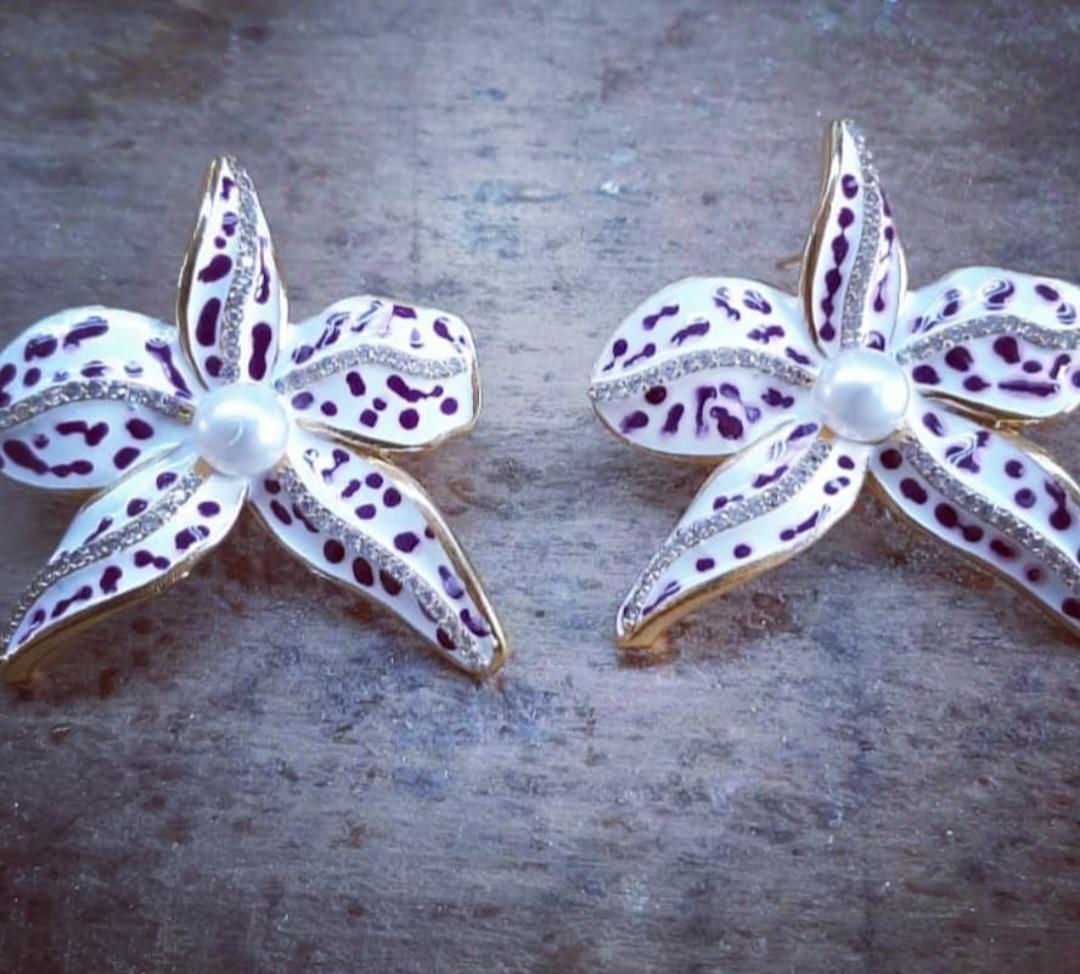 Round Cut Orchid Earrings For Sale