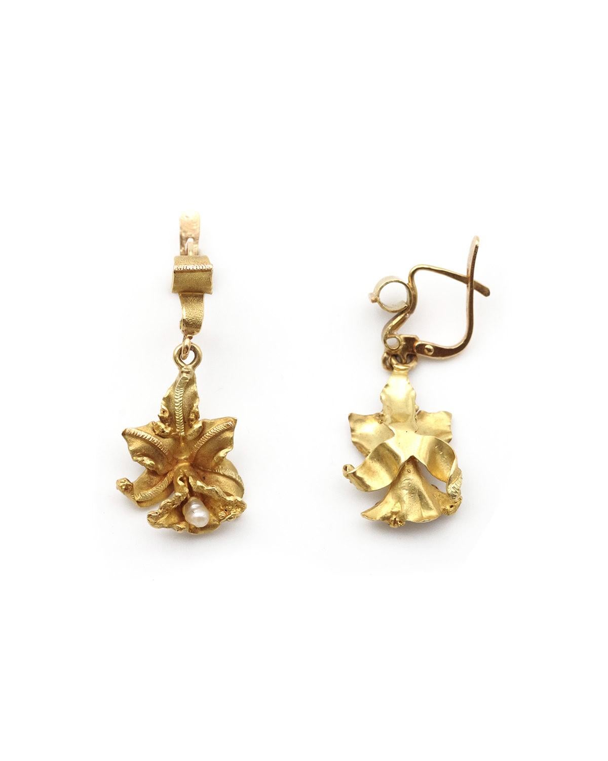 Vintage pearl orchid earrings  in 18 karat yellow gold. Finely crafted matte gold orchid motif drop earrings. The center of the flower is adorned with a baroque pearl. The upper part is decorated with a scroll motif. Antique earrings, circa 1950,