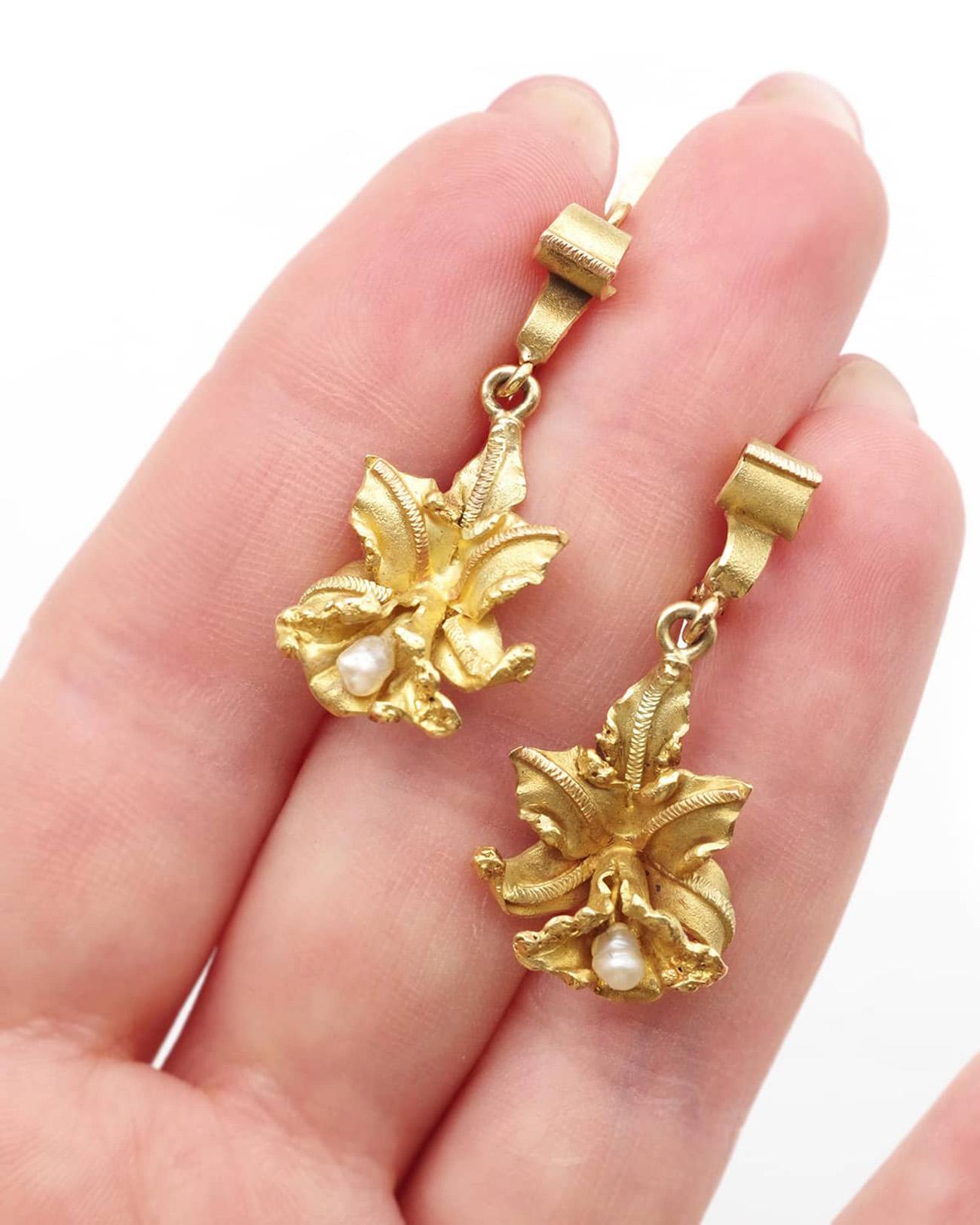 Retro Orchid earrings vintage 18k gold pearls flowers pendants, vintage earrings For Sale
