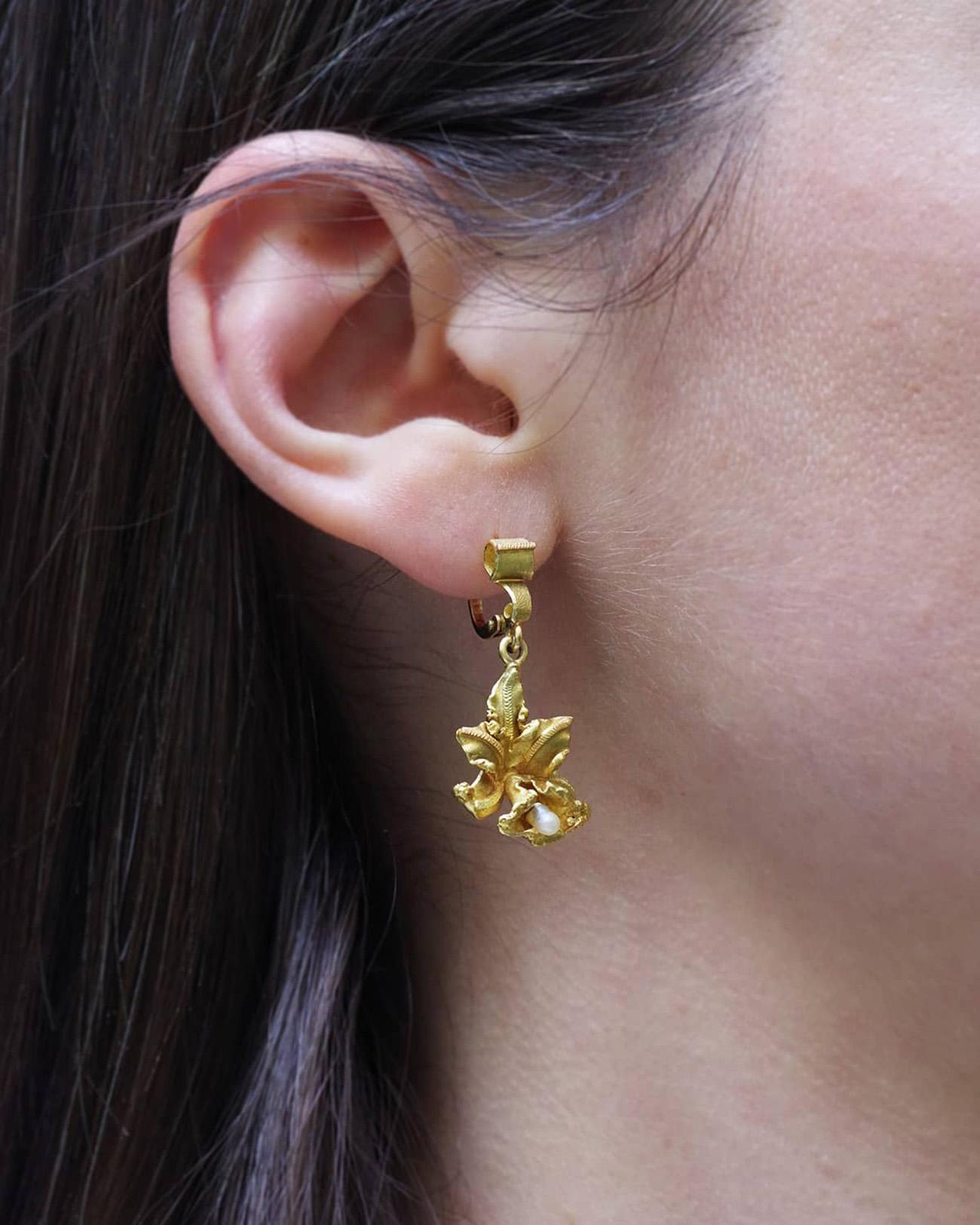 Uncut Orchid earrings vintage 18k gold pearls flowers pendants, vintage earrings For Sale