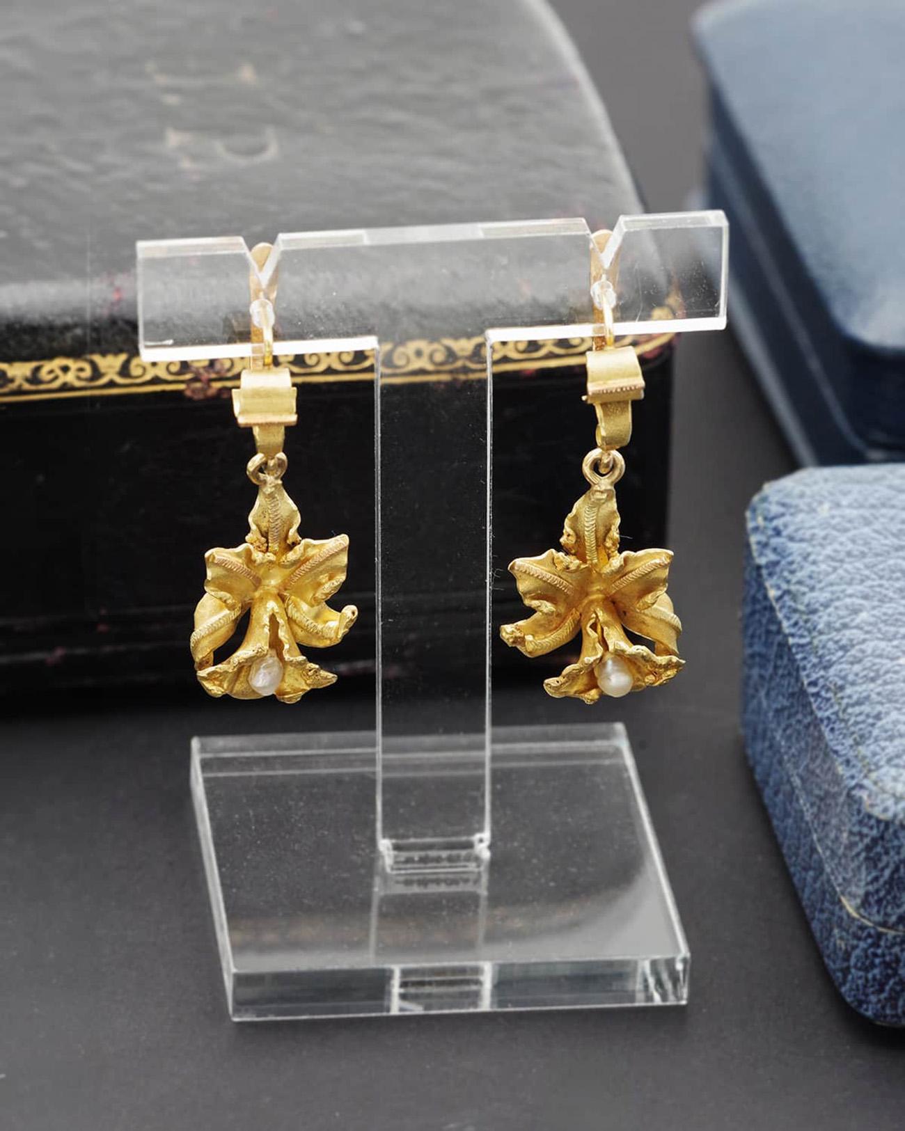 Orchid earrings vintage 18k gold pearls flowers pendants, vintage earrings In Good Condition For Sale In PARIS, FR