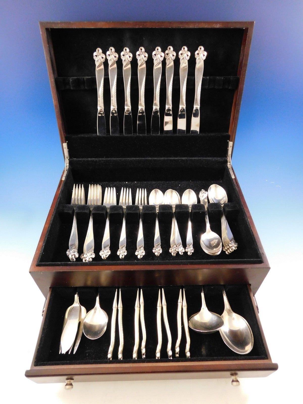 Superbe service de couverts en argent sterling Orchid Elegance by Wallace, 54 pièces. Cet ensemble comprend :

8 couteaux, 9
