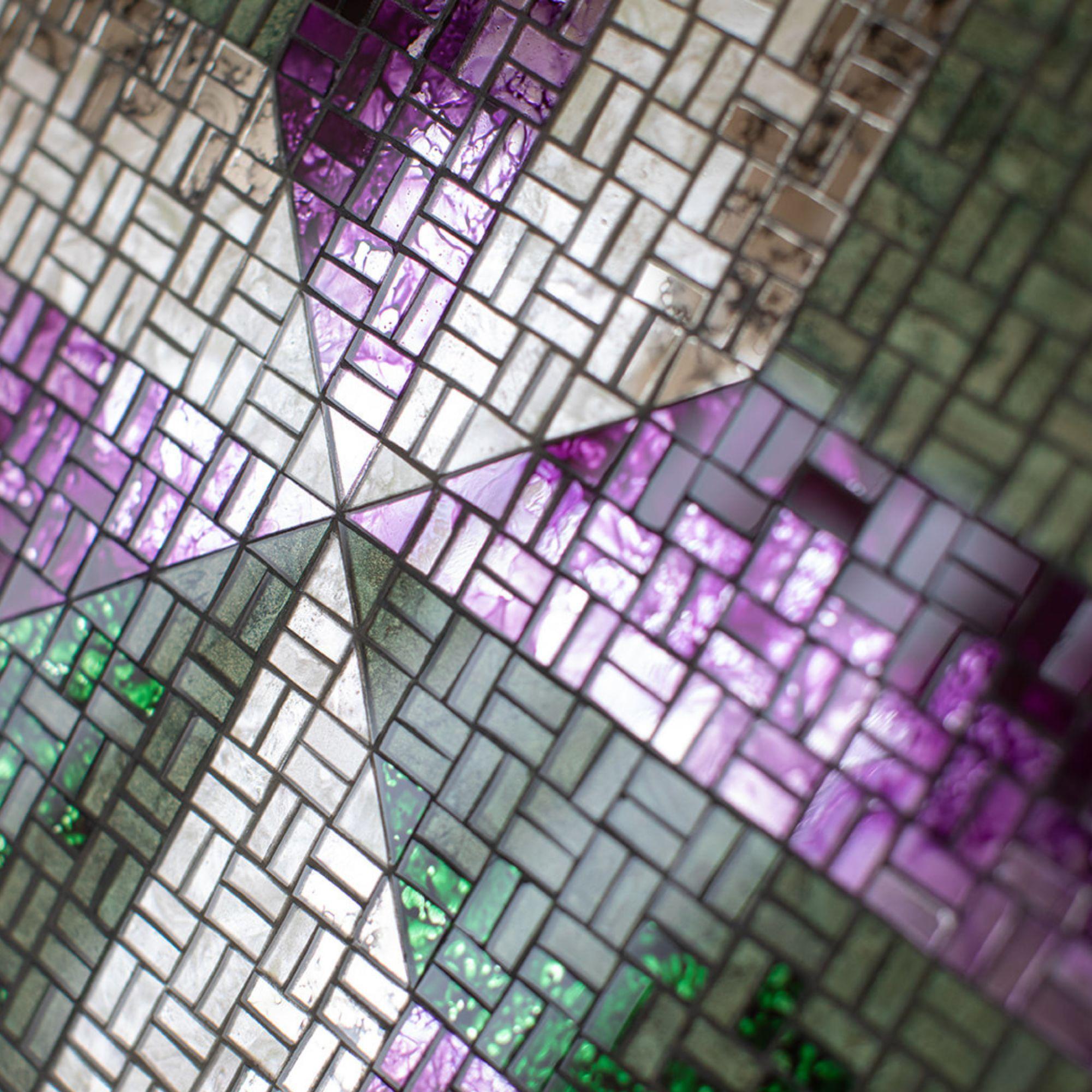 La Kaleidoscope Collection offre la libertà di personalizzare gli spazi attraverso composizioni modulari uniche, capaci di creare pattern infiniti e sempre diversi.

Il modello “Orchid” nasce dall’armonioso incontro tra forme geometriche