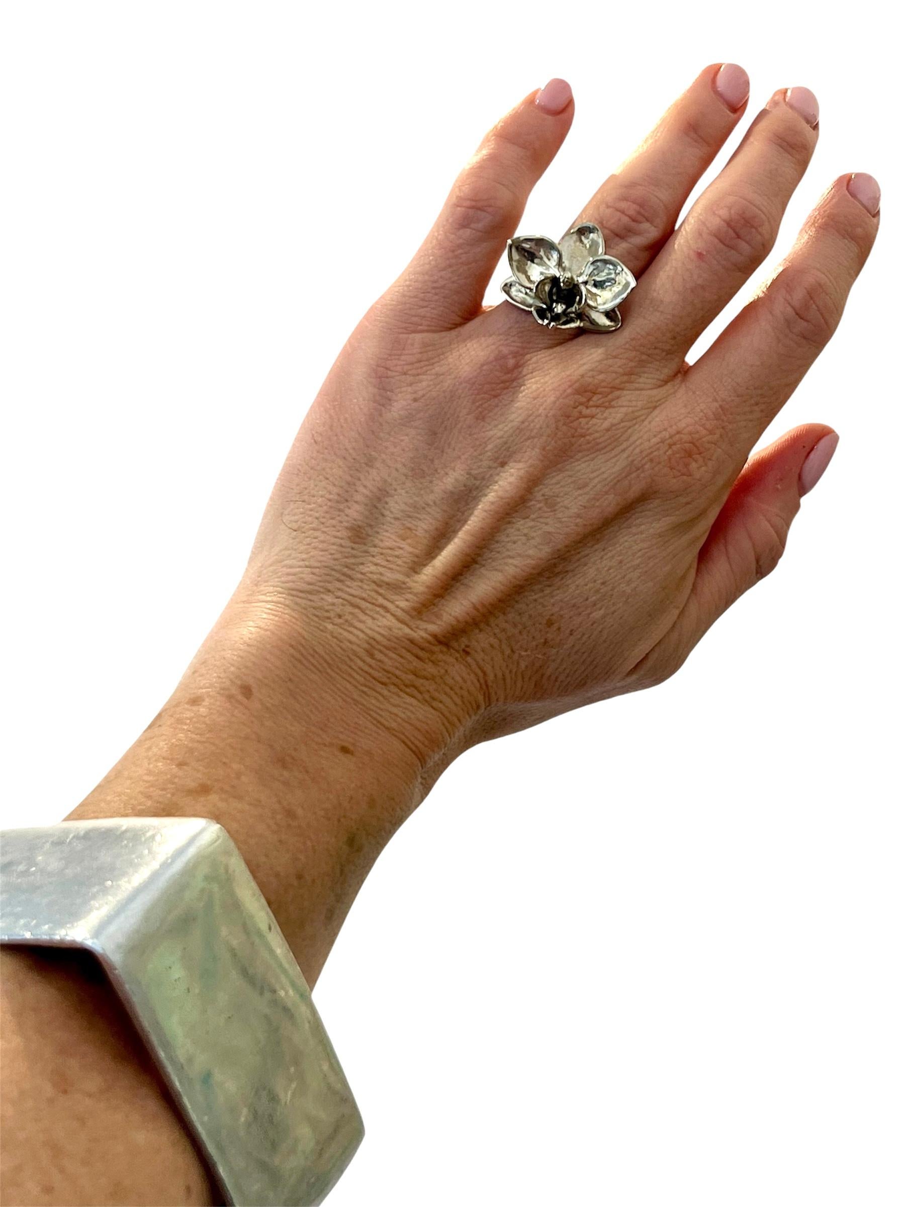 Tavia Atelier x Kristina Larson est une ligne de bijoux ART to WEAR indépendante et durable. Cette collection Botanical lancée en 2024 se compose de pièces d'affirmation audacieuses qui sont sculptées à la main dans l'argile à la Nouvelle-Orléans,