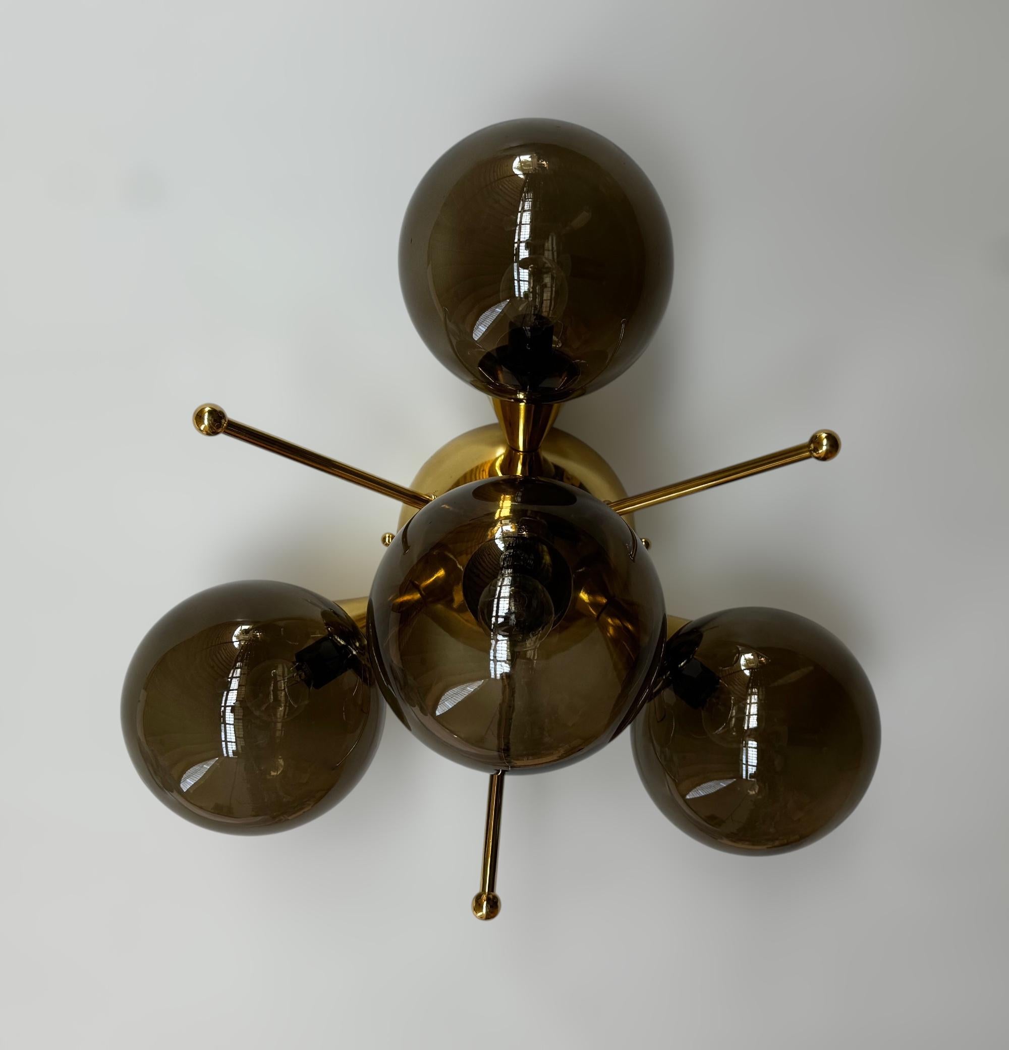 Italian flush mount with 4 Murano glass globes mounted on solid brass frame in lacquered polished brass finish
Designed by Fabio Bergomi / Made in Italy
4 lights / E12 or E14 type / max 40W each
Diameter: `18 inches / Height: 10 inches
Order only /
