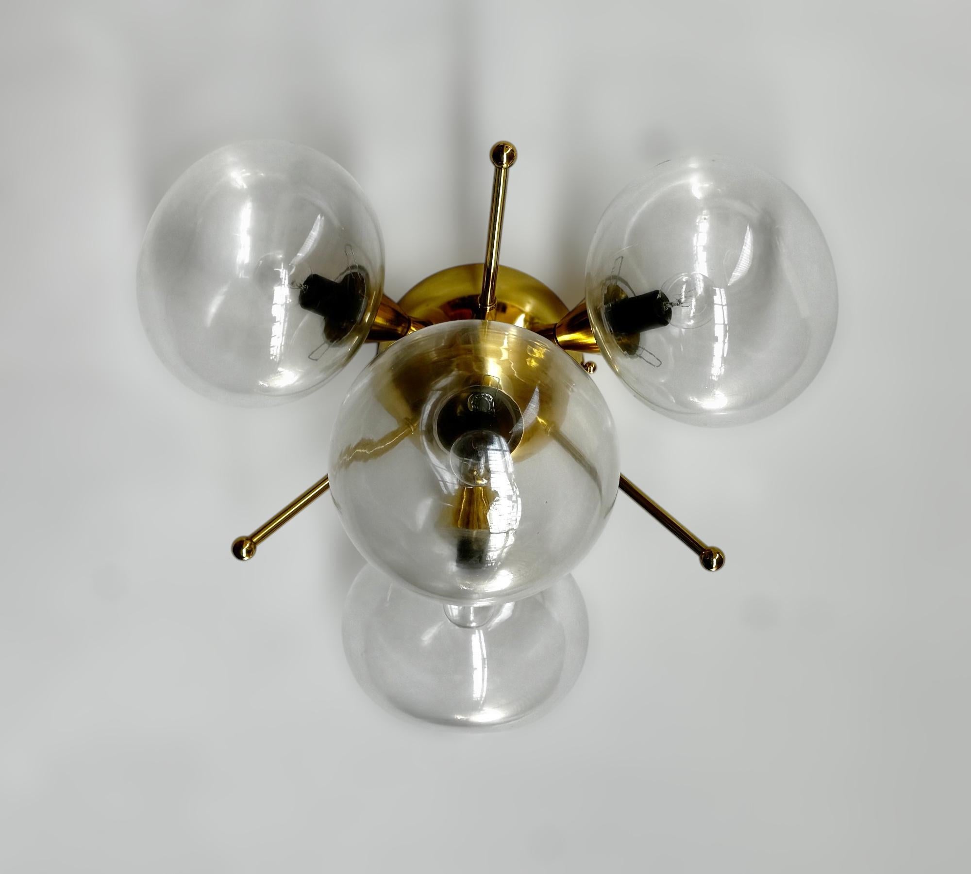Italian flush mount with 4 pebble shaped Murano glass shades mounted on solid brass frame in lacquered polished brass finish
Designed by Fabio Bergomi / Made in Italy
4 lights / E12 or E14 type / max 40W each
Diameter: `20 inches / Height: 10.5
