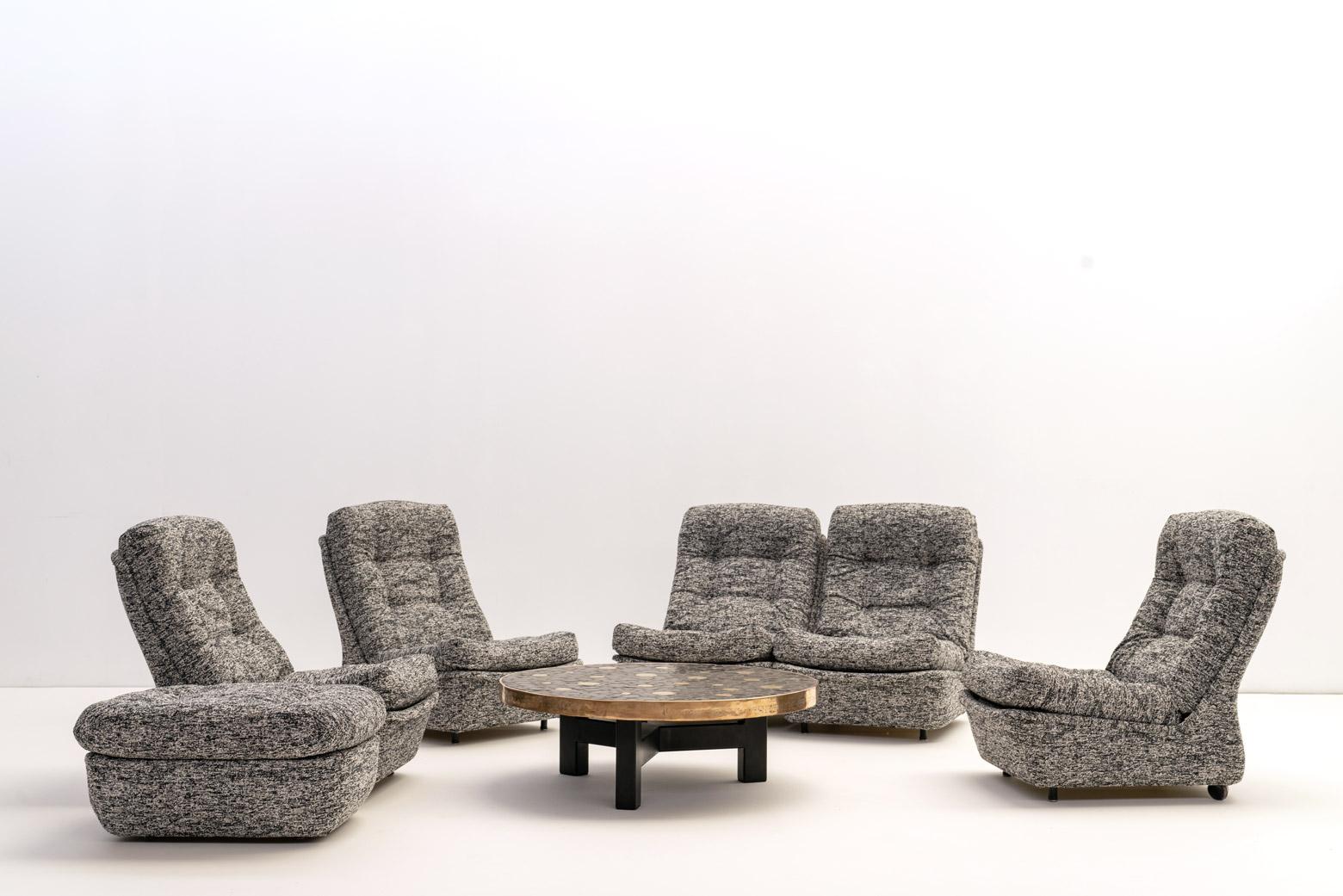 
Este conjunto de la Era Espacial incluye cinco sillones de fibra de vidrio y una otomana a juego, diseñados por Michel Cadestin a finales de la década de 1960 y producidos por Airborne International. 

Cada sillón se ha restaurado y tapizado de