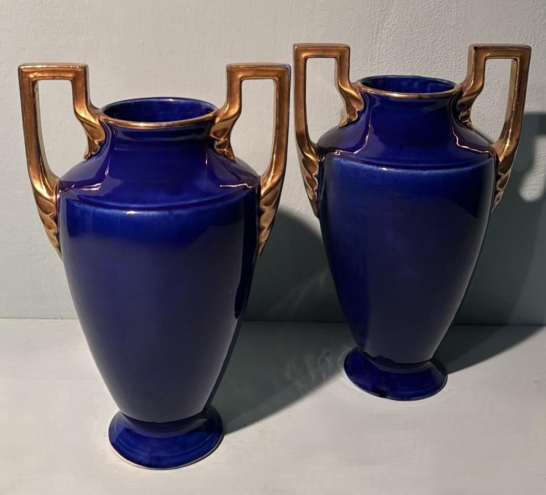 Ti invitiamo a leggere l'intera descrizione, poiché forniamo informazioni tecniche e storiche dettagliate per garantire l'autenticità dei nostri oggetti.
Questi splendidi vasi mostrano chiare influenze Art Decor, evidenti nelle linee geometriche e