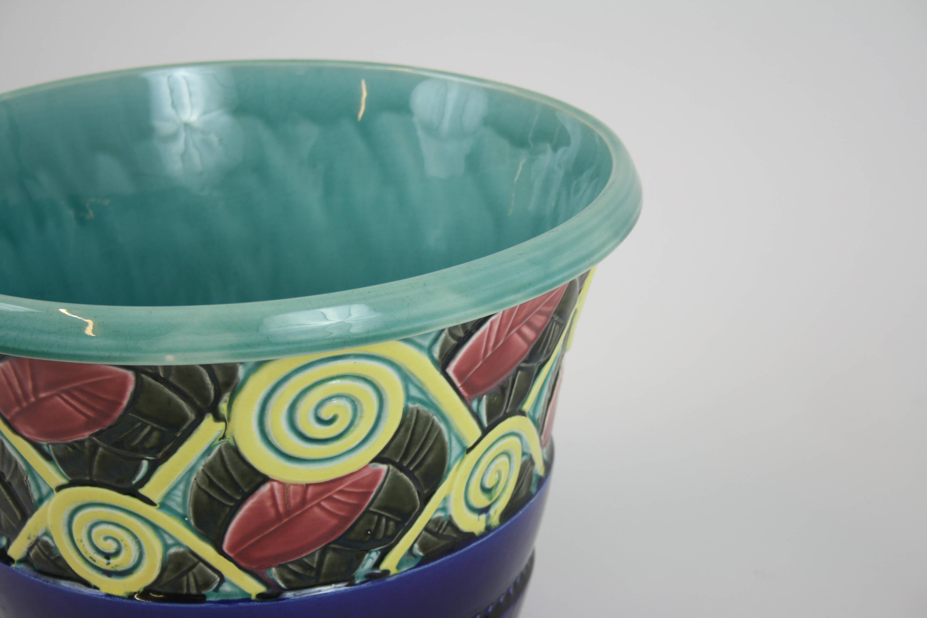 This large cachepot of the Art Deco period impresses with strong contrasts and warm deep colors based on a light relief structure. The Orchies Majolica factory located in Northern France is well known for outstanding quality in terms of Barbotine