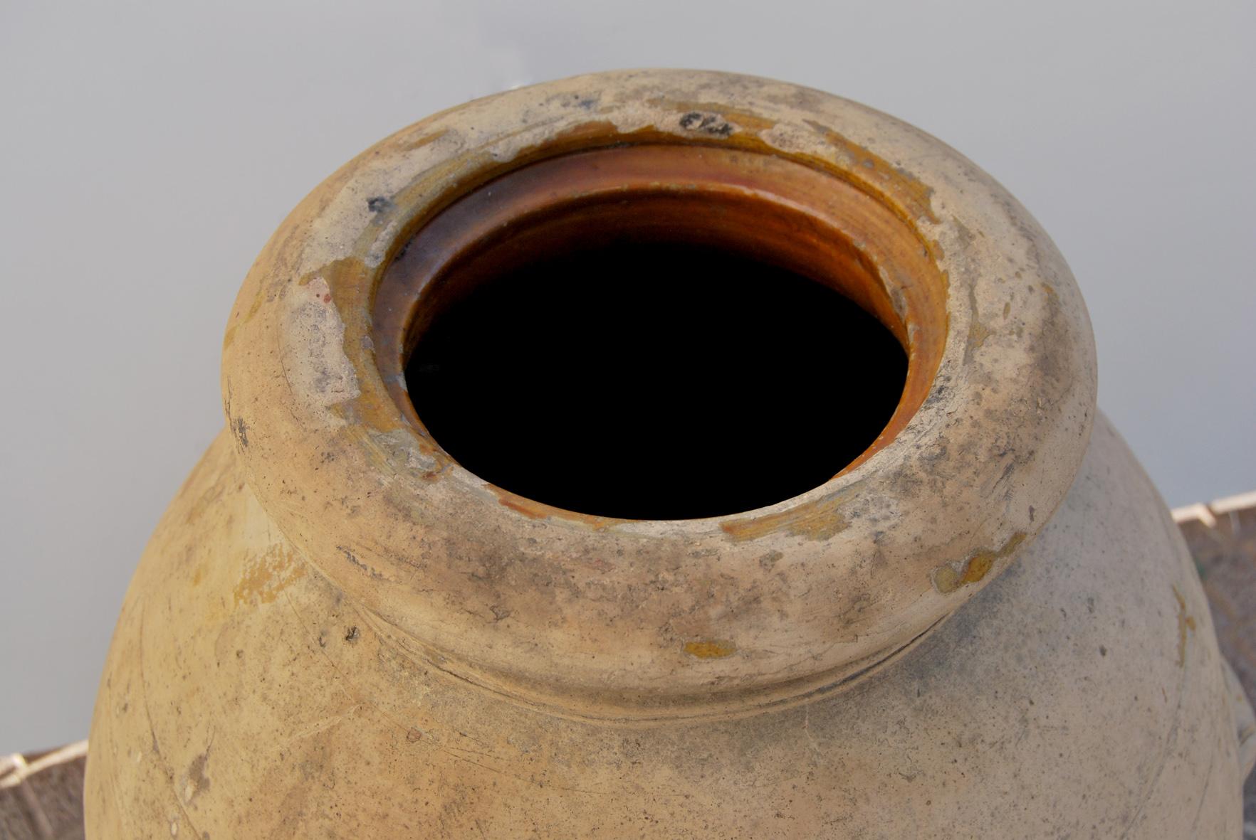 Olivgrüner Terrakotta-Krug, hergestellt in Italien, Jahr 1920. 
Schöner Krug, ganz in Patina, innen glasiertes Steingut. Er wurde als Behälter für Olivenöl verwendet und kann sowohl im Freien als auch in Innenräumen eingesetzt werden. 
Der Preis für