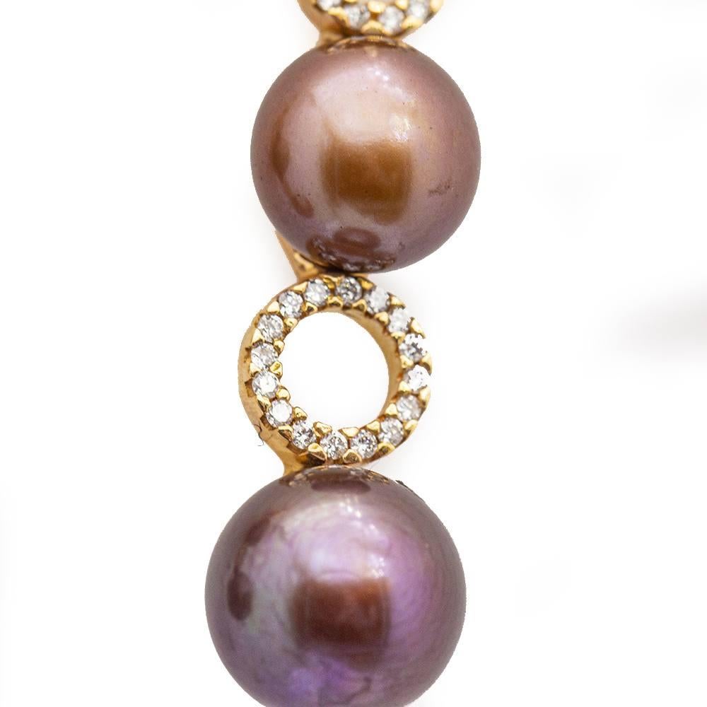 Orecchini in oro rosa con diamanti e perle da donna  58x diamanti taglio Brilliante di qualità G/VS e peso di 0,22 carati.  4x Perle Australiane Nature color cioccolato di 7/8 mm.  Chiusura a pressione  Oro rosa 18 kt.  5,07 grammi  Dimensioni degli