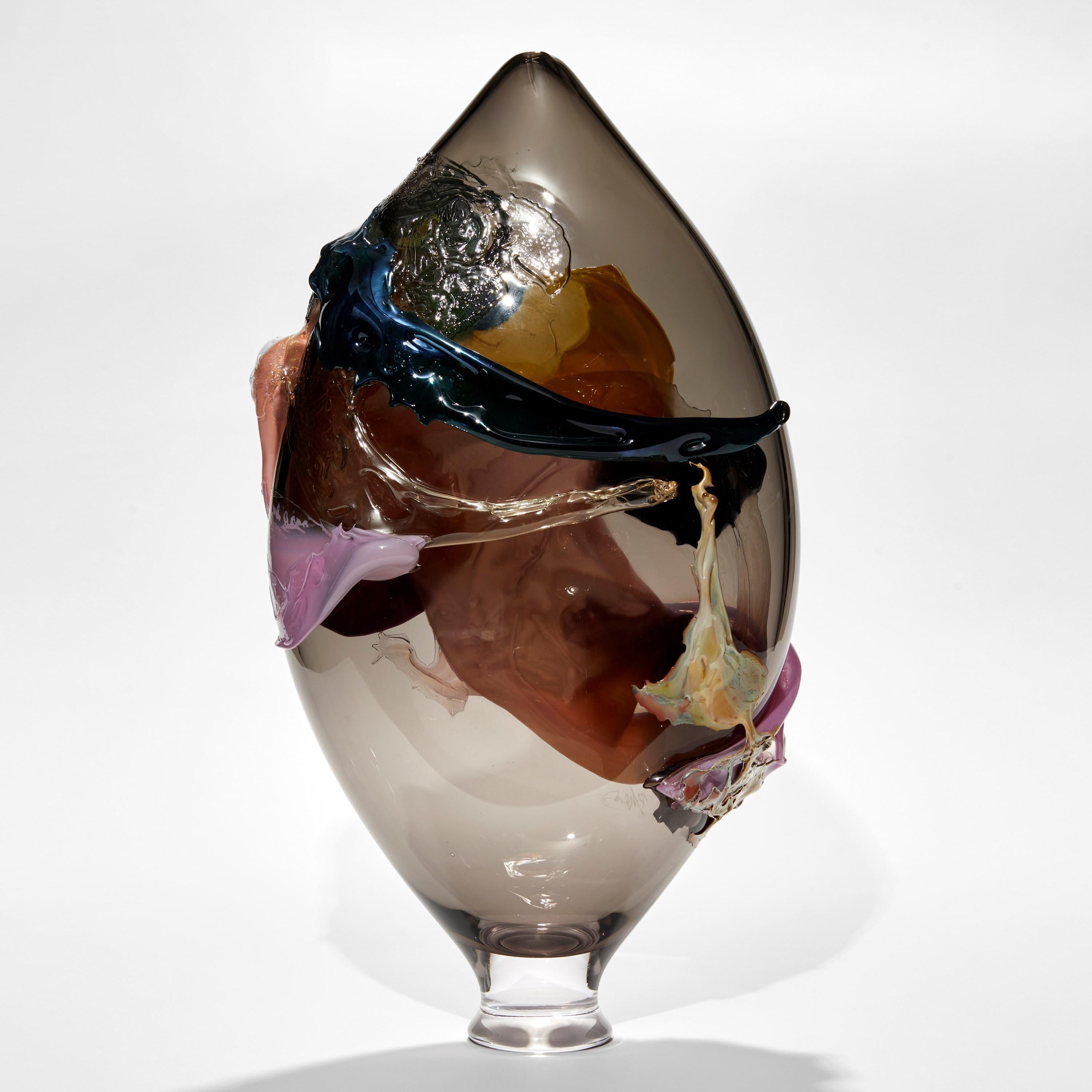  Ore II, ein graues, rosafarbenes, gelbes, tealfarbenes und dunkelblaues Glaskunstwerk von Bethany Wood (Organische Moderne) im Angebot