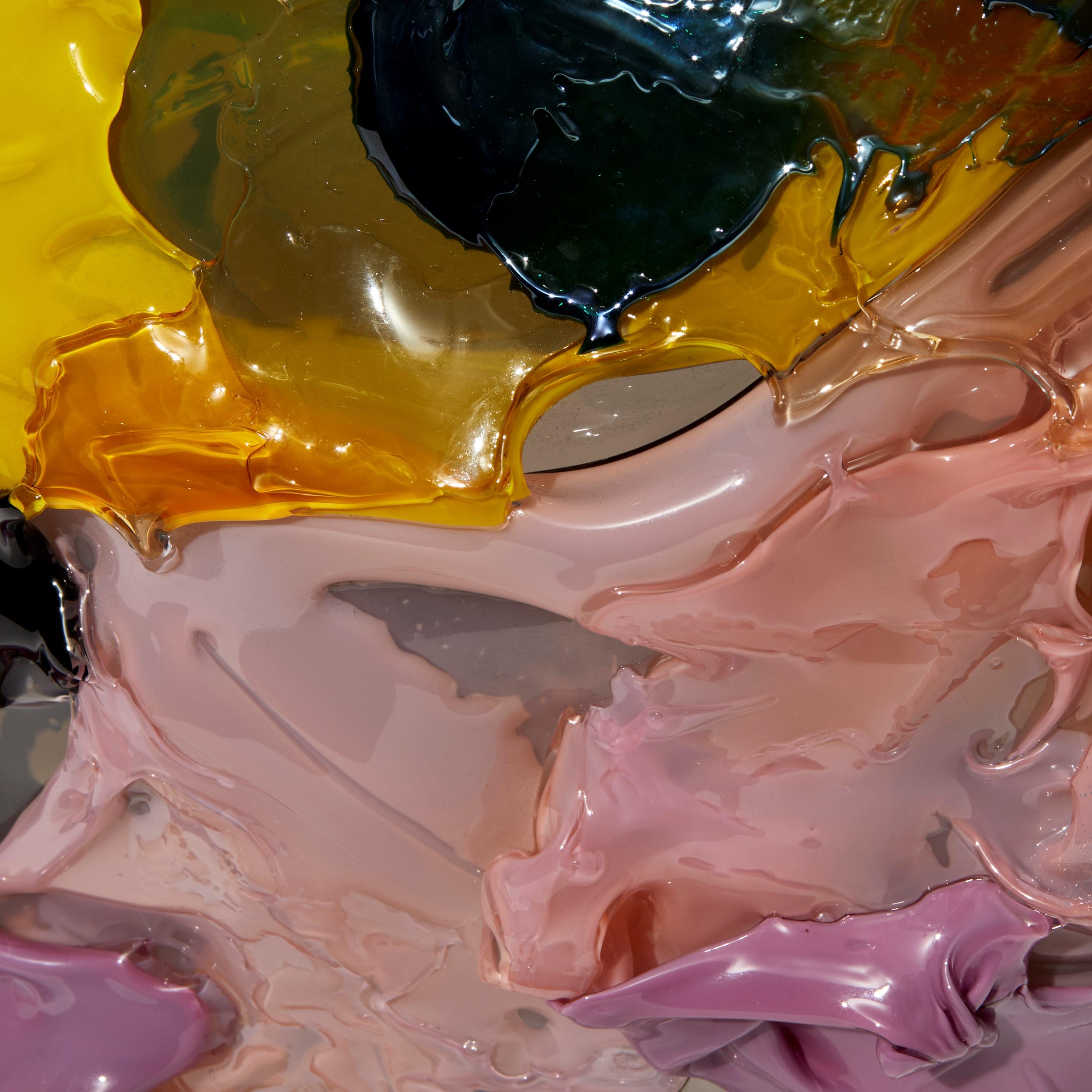  Ore II, ein graues, rosafarbenes, gelbes, tealfarbenes und dunkelblaues Glaskunstwerk von Bethany Wood (Britisch) im Angebot