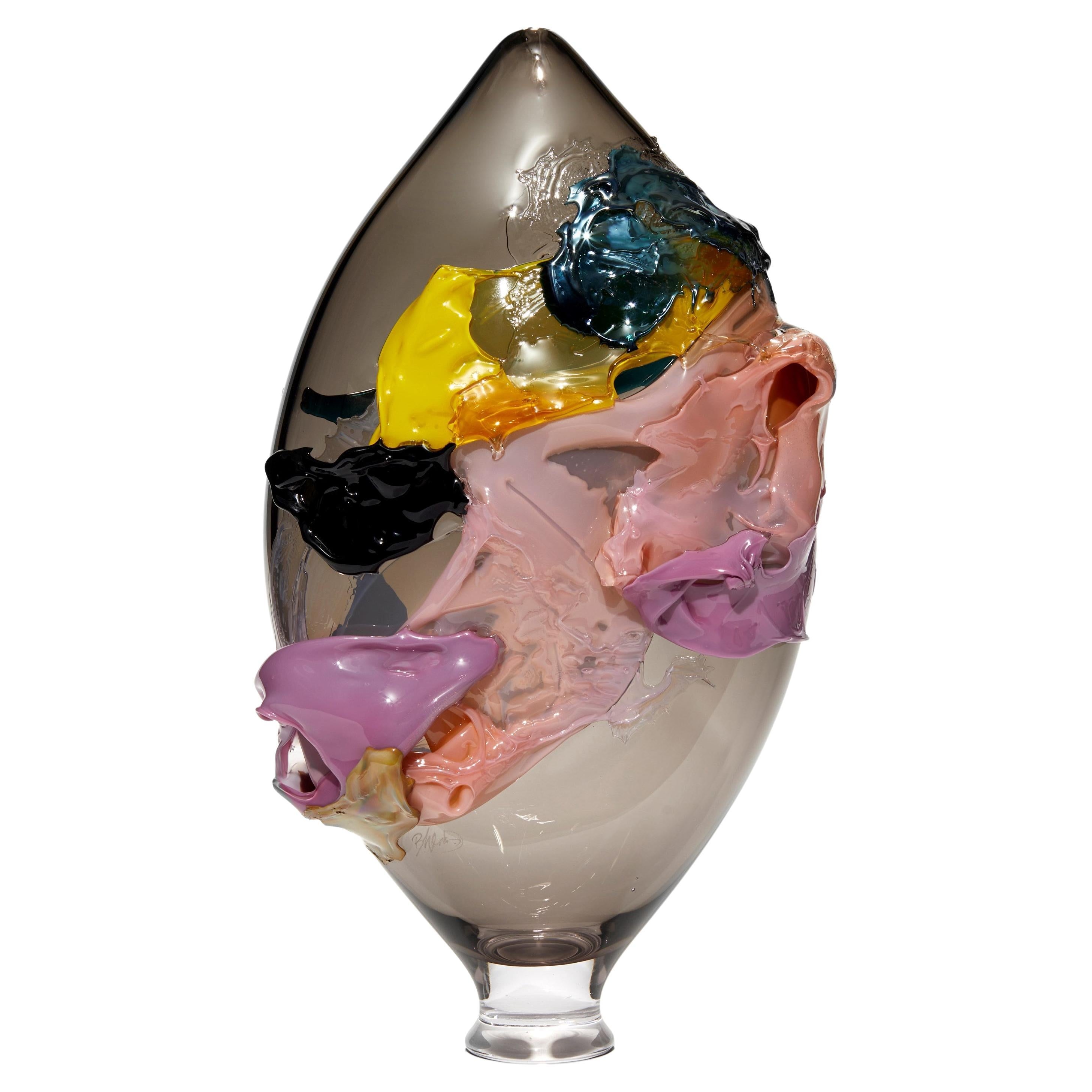  Ore II, une œuvre d'art en verre gris, rose, jaune, sarcelle et bleu foncé de Bethany Wood