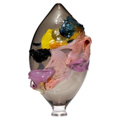  Ore II, une œuvre d'art en verre gris, rose, jaune, sarcelle et bleu foncé de Bethany Wood