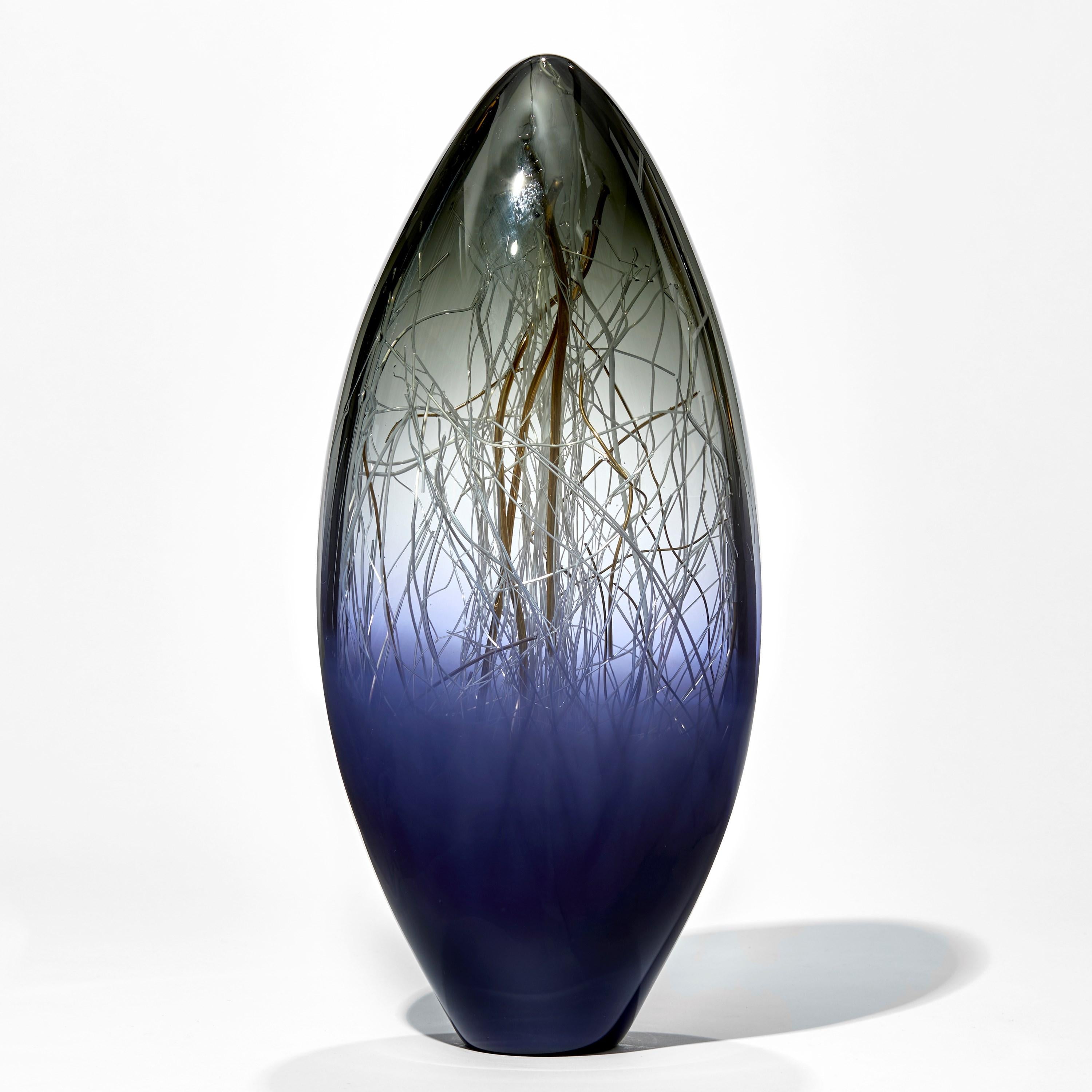 Organico moderno Ore in grigio e marina, una scultura unica in vetro e oro di Enemark & Thompson in vendita
