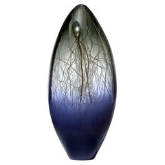 Mineral en gris y azul marino, una escultura única de vidrio y oro de Enemark & Thompson