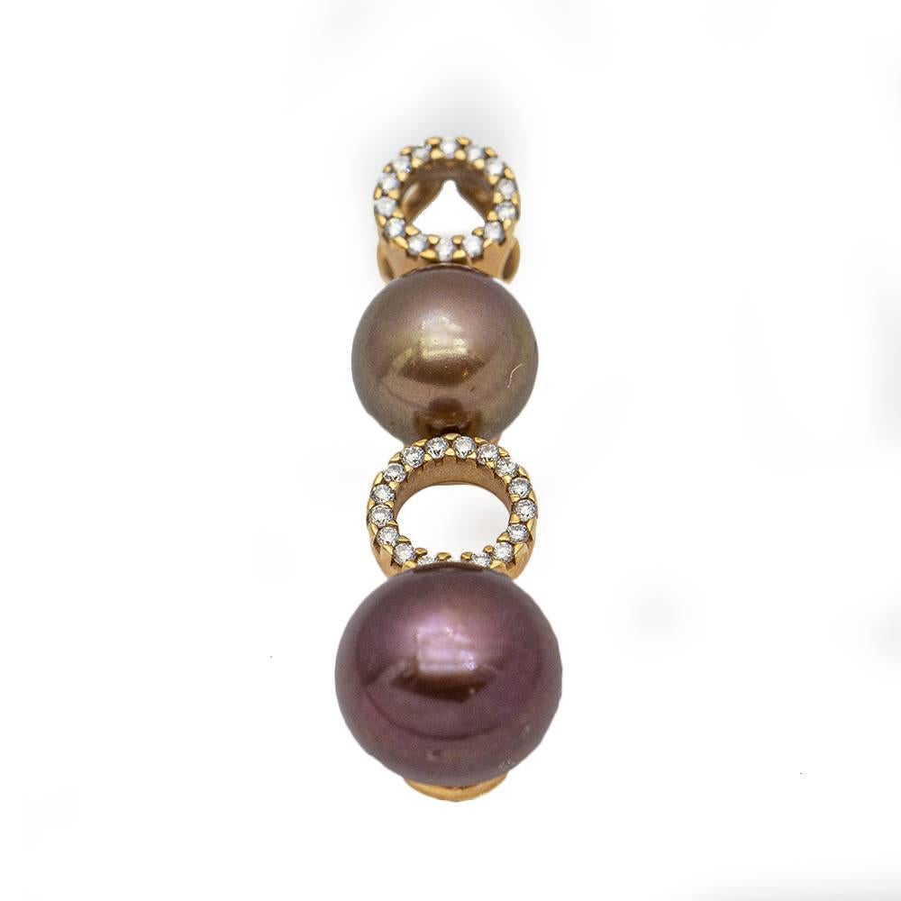 Ciondolo in oro rosa per donna : 31x diamanti taglio brillante di qualità G/VS e peso di 0,15 carati : 4x perle naturali australiane di color cioccolato di 8/10 mm : 2,88 grammi : 3,4 cm di lunghezza e 0,8 cm di larghezza massima : oro rosa 18 kt. 