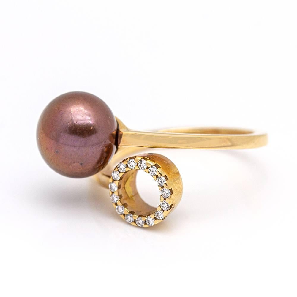 Rose Gold Ring with Diamonds and Pearls for woman  15x Brilliant Cut Diamonds with a total weight of 0,12 ct. in G/VS quality  1x 10mm. natural Australian Pearl in chocolate colouring  Size 15  18 kt. Rose Gold  5,30 grams  Brand new product  Ref.: