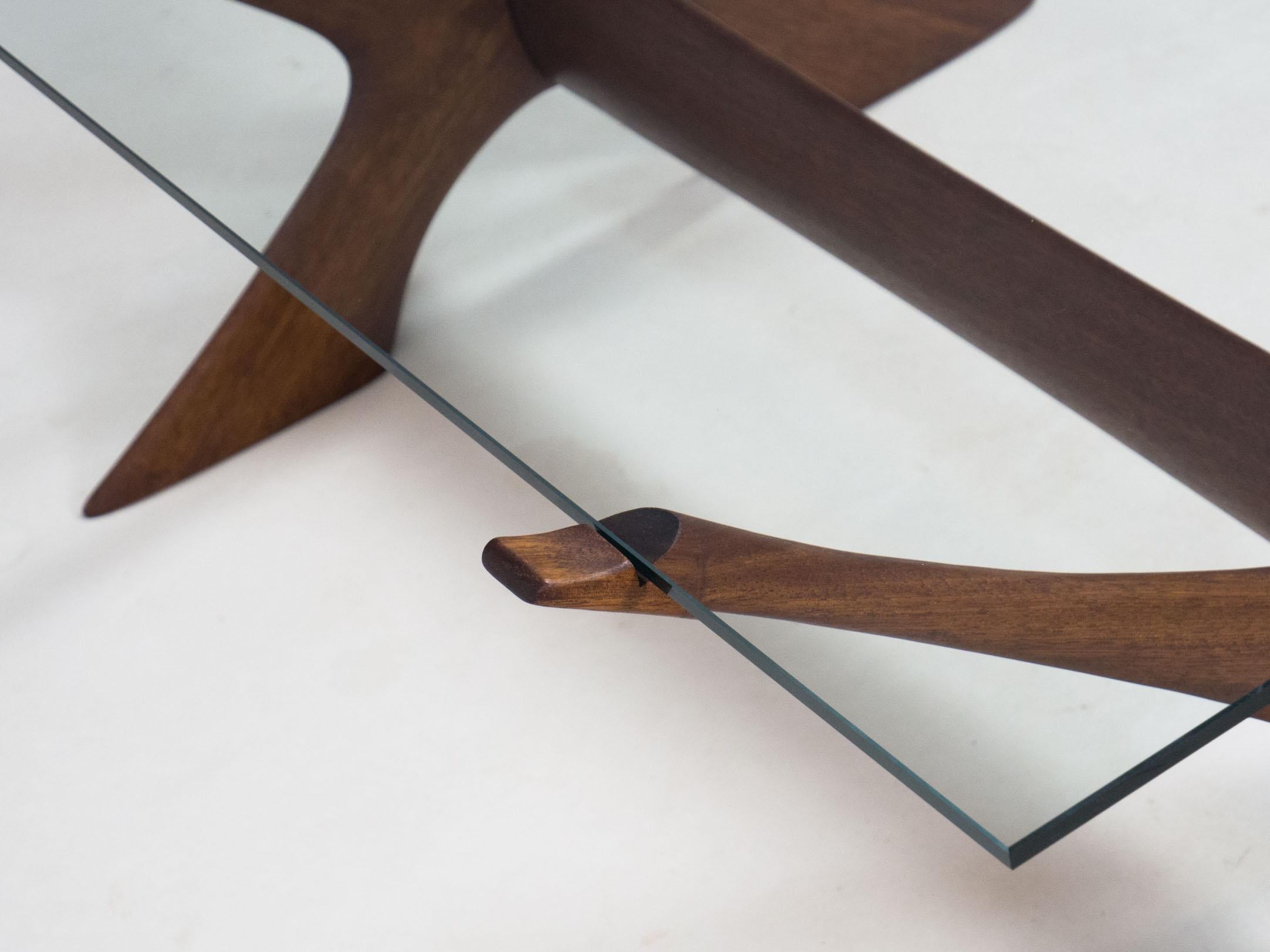 Örebro Glas ‘Condor’ walnut & glass coffee table – Fredrik Schriever-Abeln In Good Condition For Sale In Heerhugowaard, NL