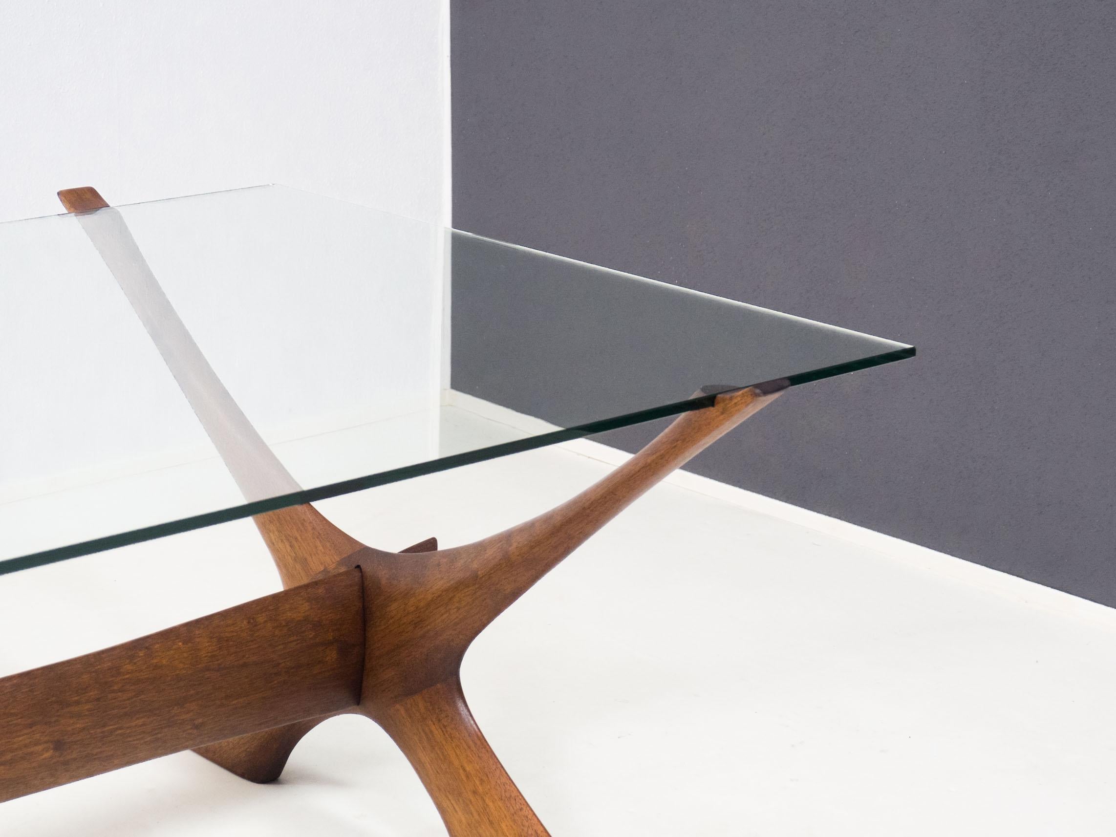 Milieu du XXe siècle Table basse en verre et noyer 'Condor' de Örebro Glas - Fredrik Schriever-Abeln en vente